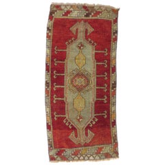 Tapis de couloir rouge turc vintage