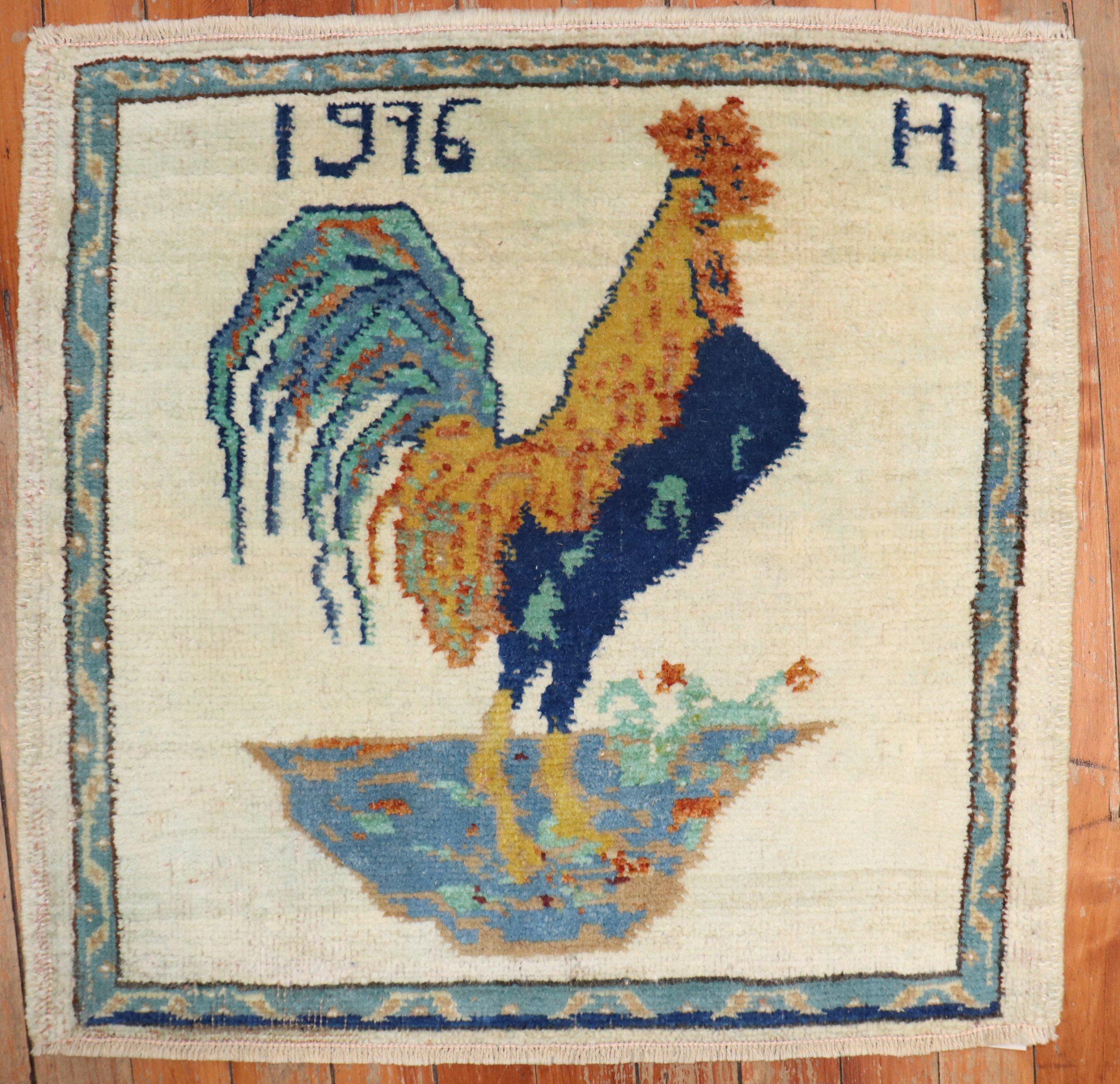 Türkischer Teppich im Vintage-Format, der einen Hahn auf einem elfenbeinfarbenen Feld abbildet. Datiert 1976

Maße: 1'10