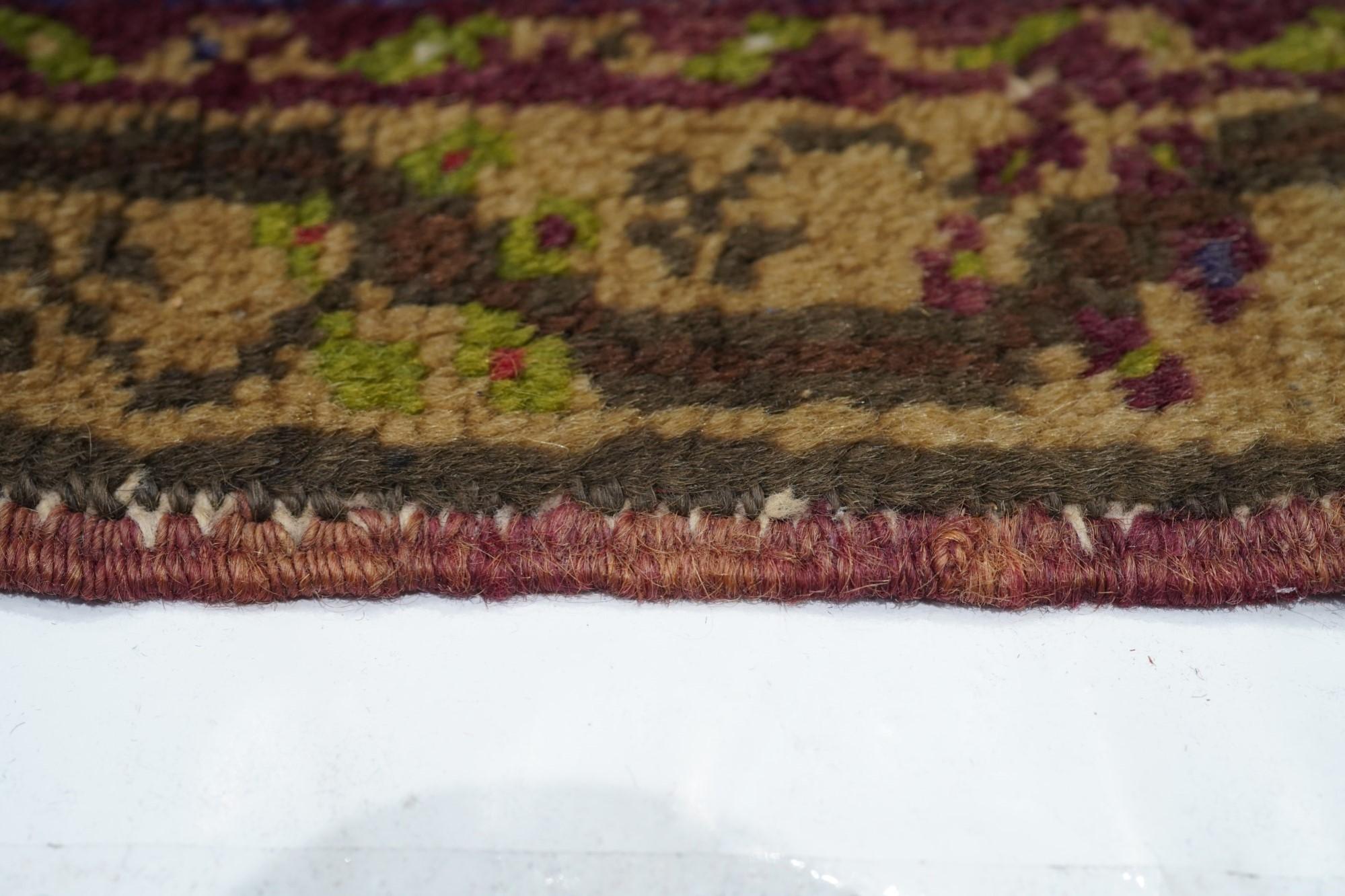 Türkischer Teppich im Vintage-Stil 1'8'' x 3'9'' (Mitte 17. Jahrhundert) im Angebot