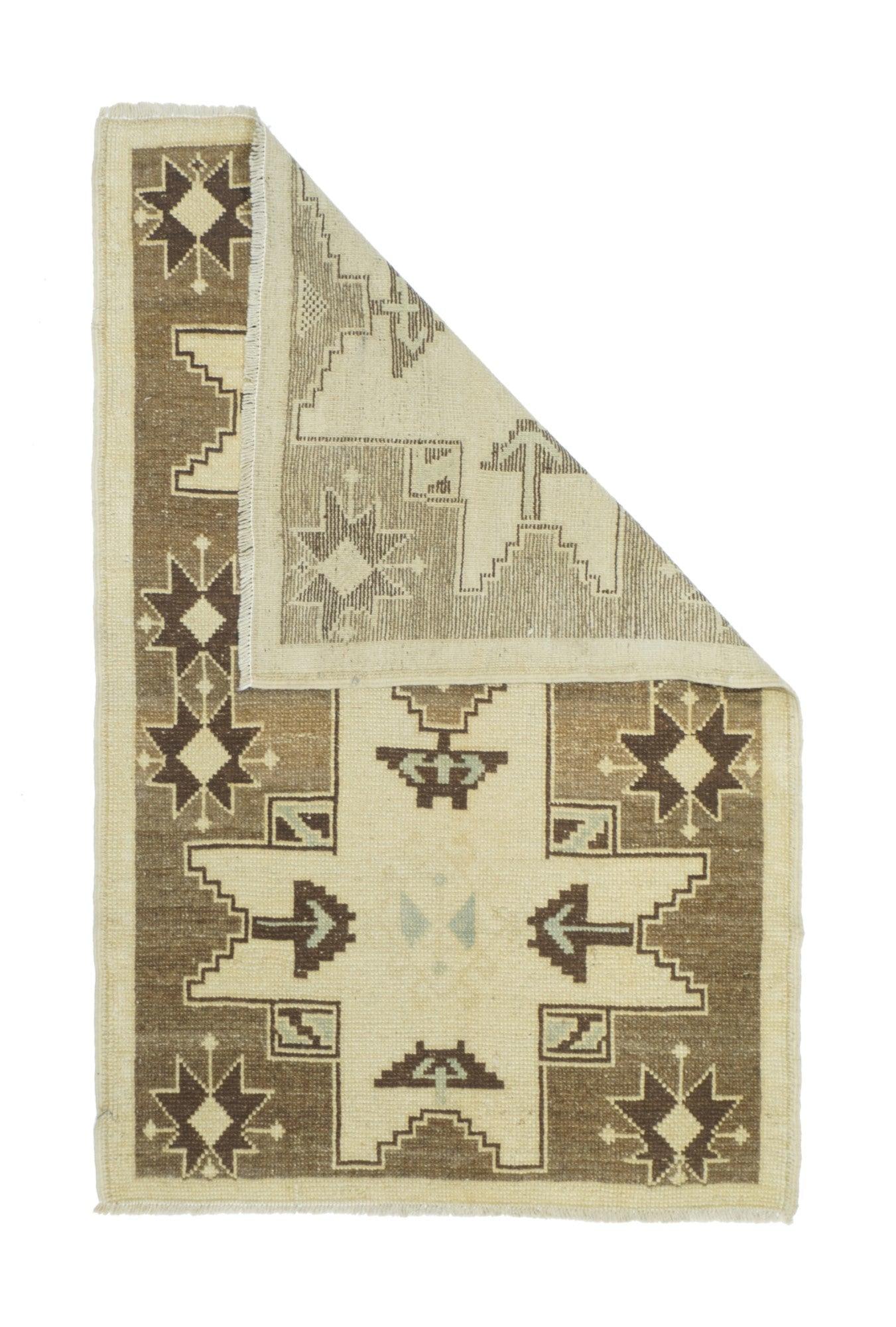 Vintage Turkish Rug 2'10'' x 4'4''. Teppiche, Streuteppiche, Läufer, lange Teppiche und Taschen aus den Townes, Dörfern und Stämmen Anatoliens, darunter: Oushak, Ghiordes, Kula, Ladik, Hereke, Konya, Melas, Bergama, Sivas, Kayseri und Yuruk. Enorme