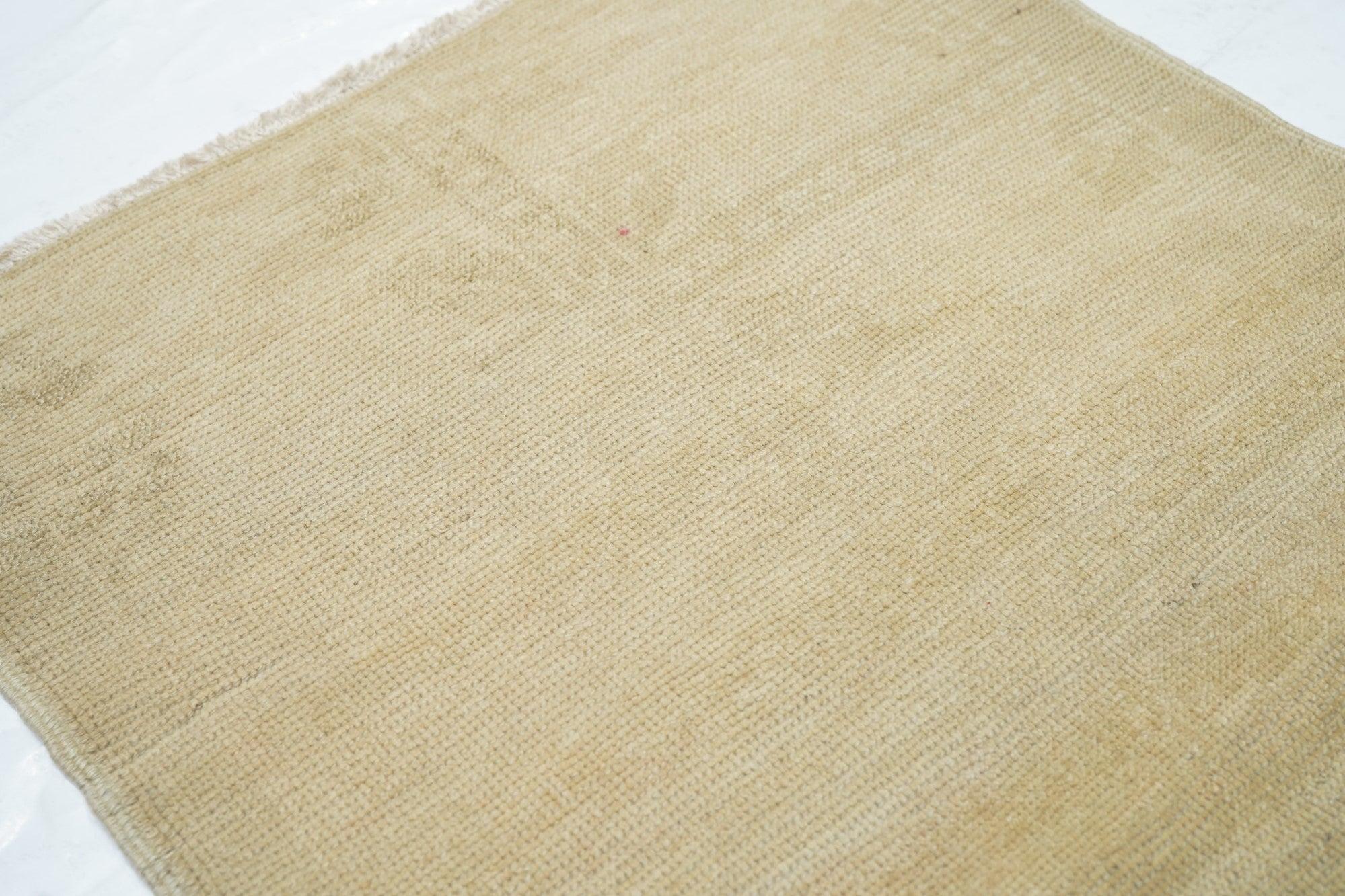 Türkischer Vintage-Teppich 2'6'' x 4'6'' im Angebot 1