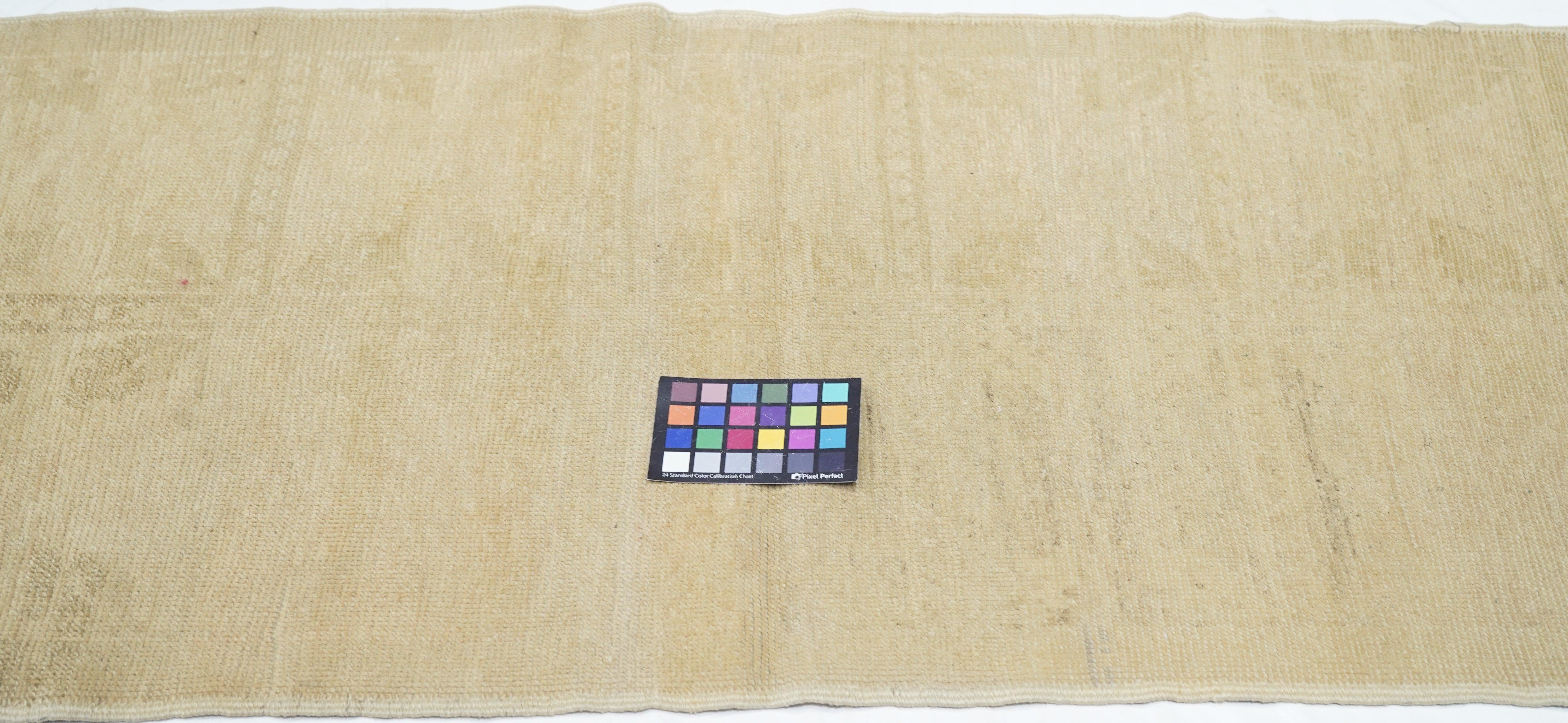 Türkischer Vintage-Teppich 2'6'' x 4'6'' im Angebot 2