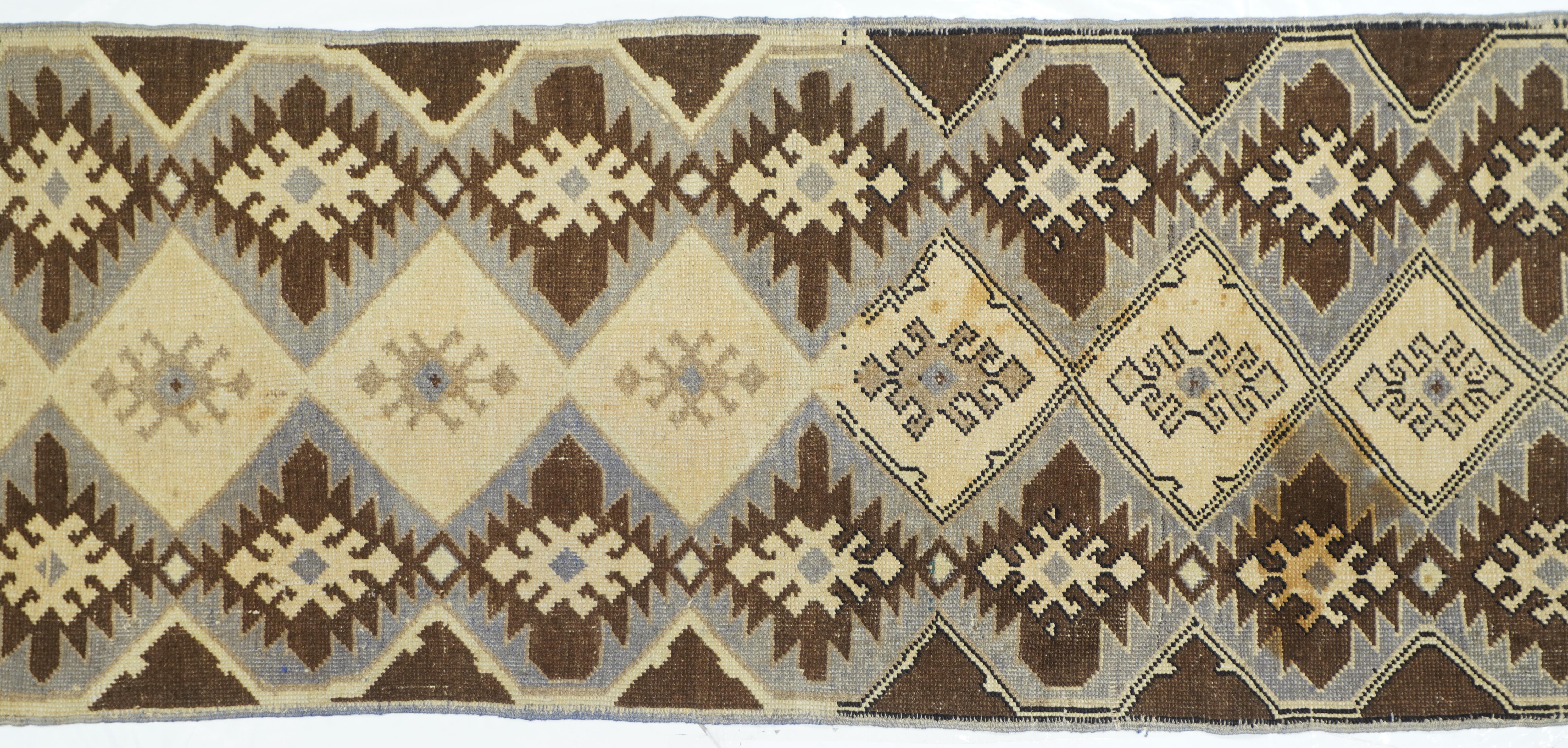 Vintage Turkish Rug 2'6'' x 6'4'' In Good Condition For Sale In New York, NY