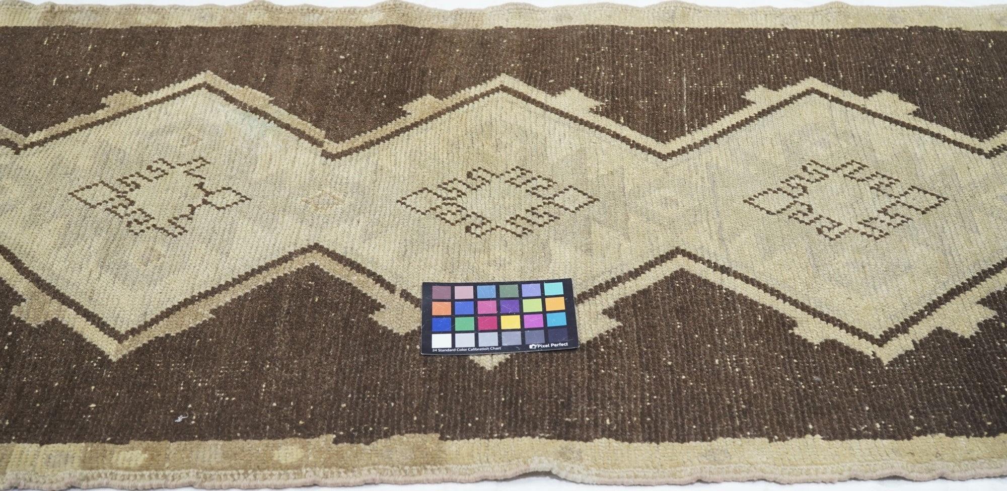 Türkischer Vintage-Teppich 2'7'' x 6'6'' im Angebot 5