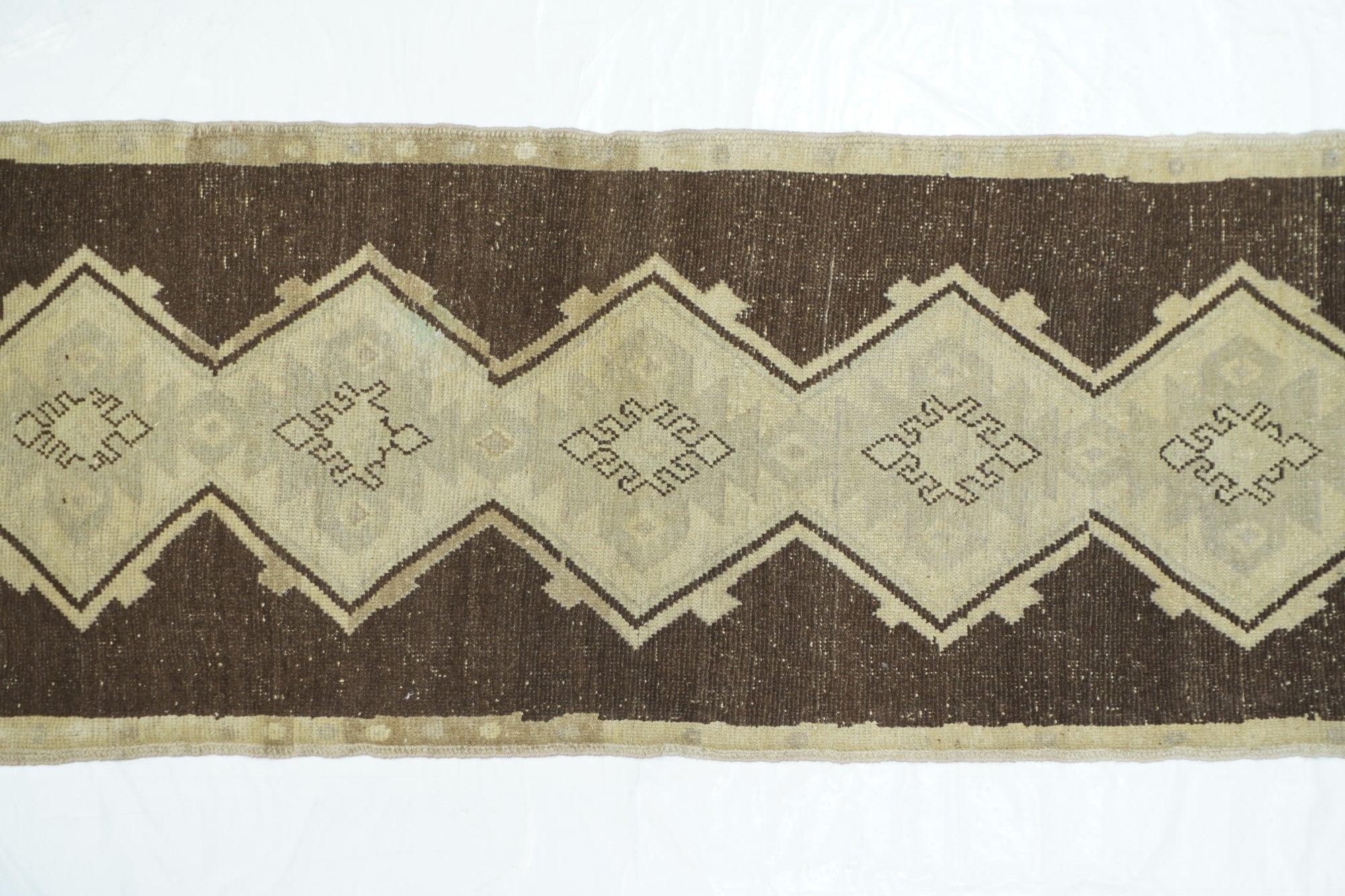 Türkischer Vintage-Teppich 2'7'' x 6'6'' im Zustand „Gut“ im Angebot in New York, NY