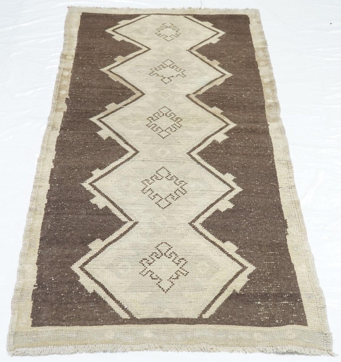 Türkischer Vintage-Teppich 2'7'' x 6'6'' im Angebot 3