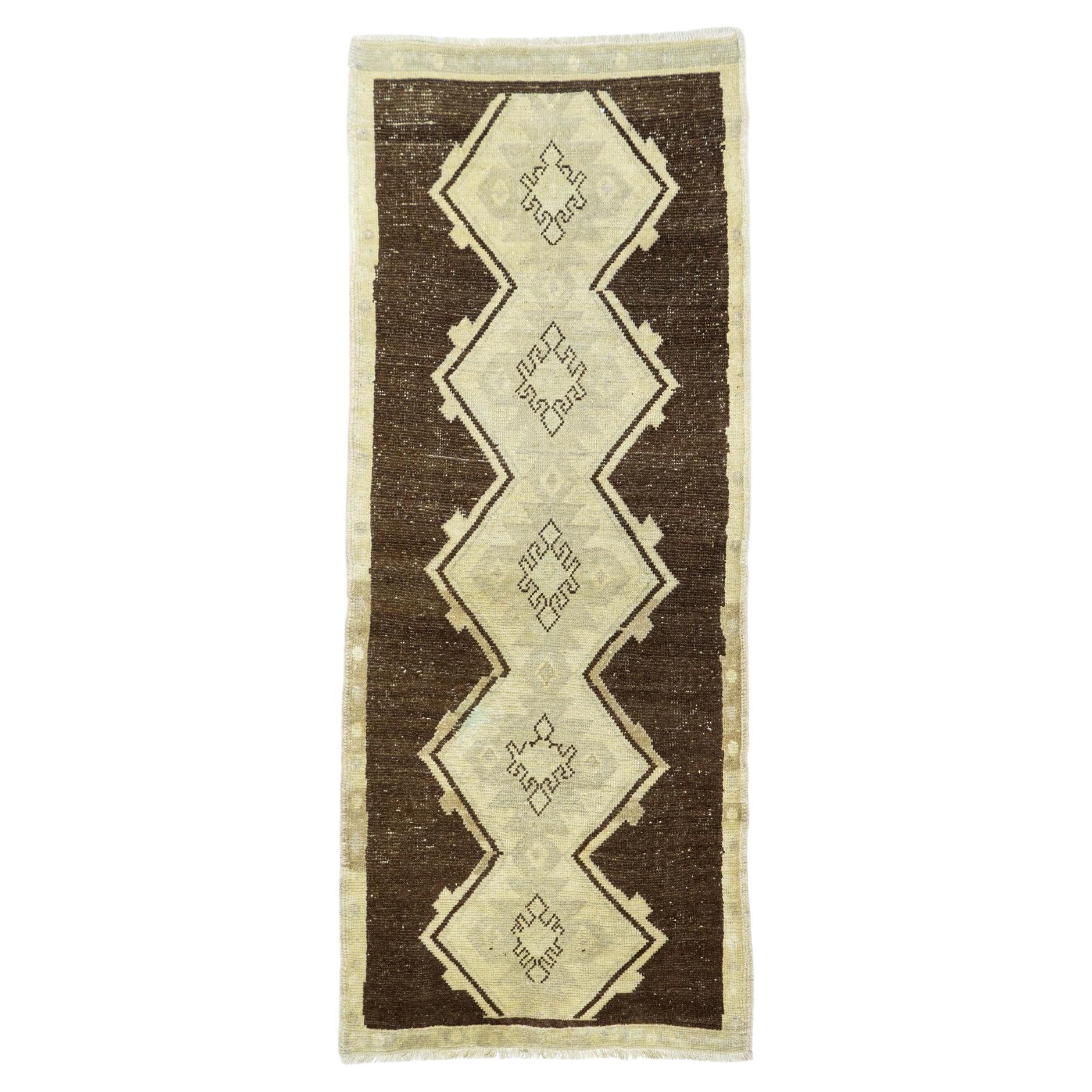 Türkischer Vintage-Teppich 2'7'' x 6'6''