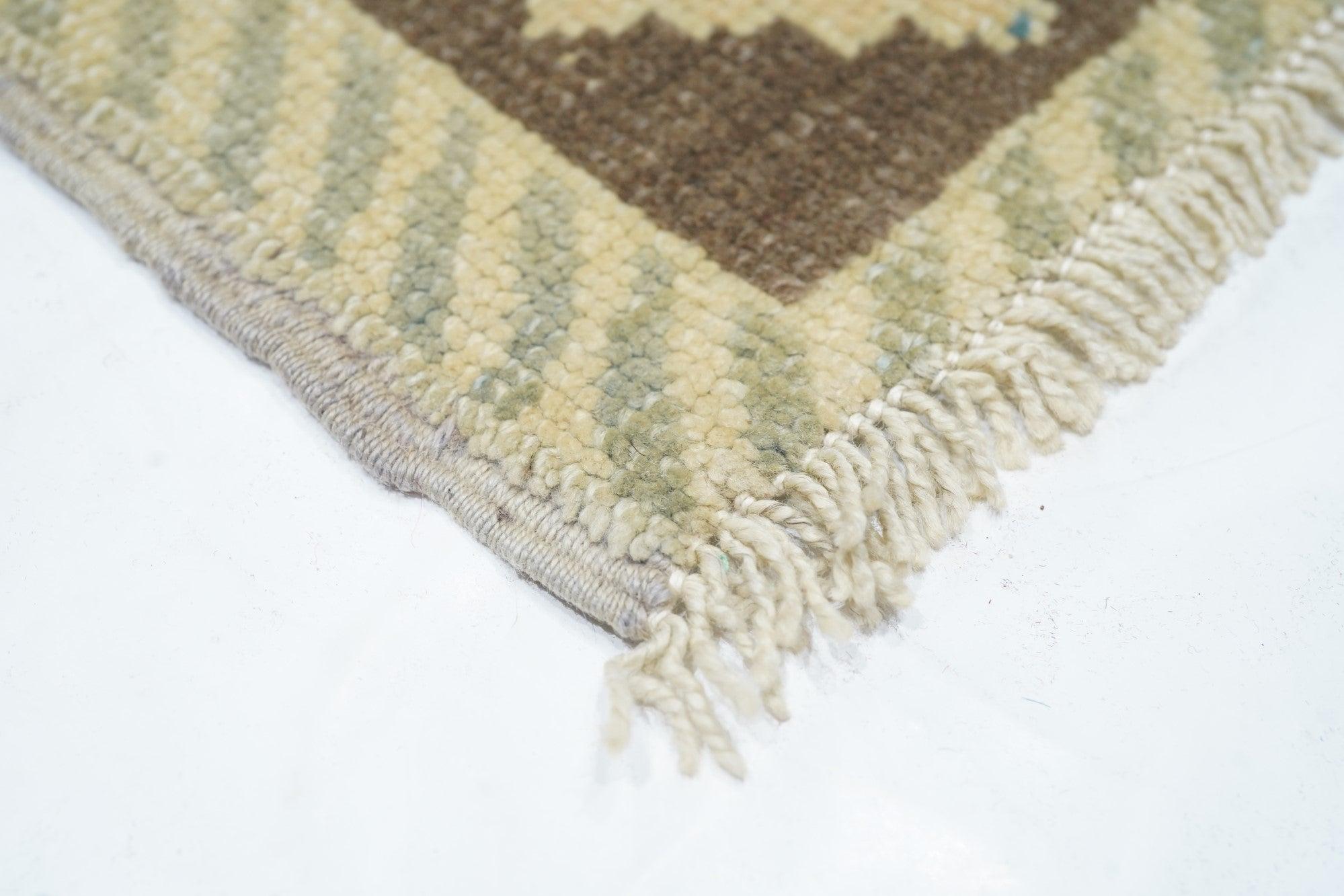 Vintage Turkish Rug 2'8'' x 5'3''. Das aus fünf versetzten Säulen bestehende Muster aus unregelmäßigen, abgestuften Rauten, die sich mit vier 