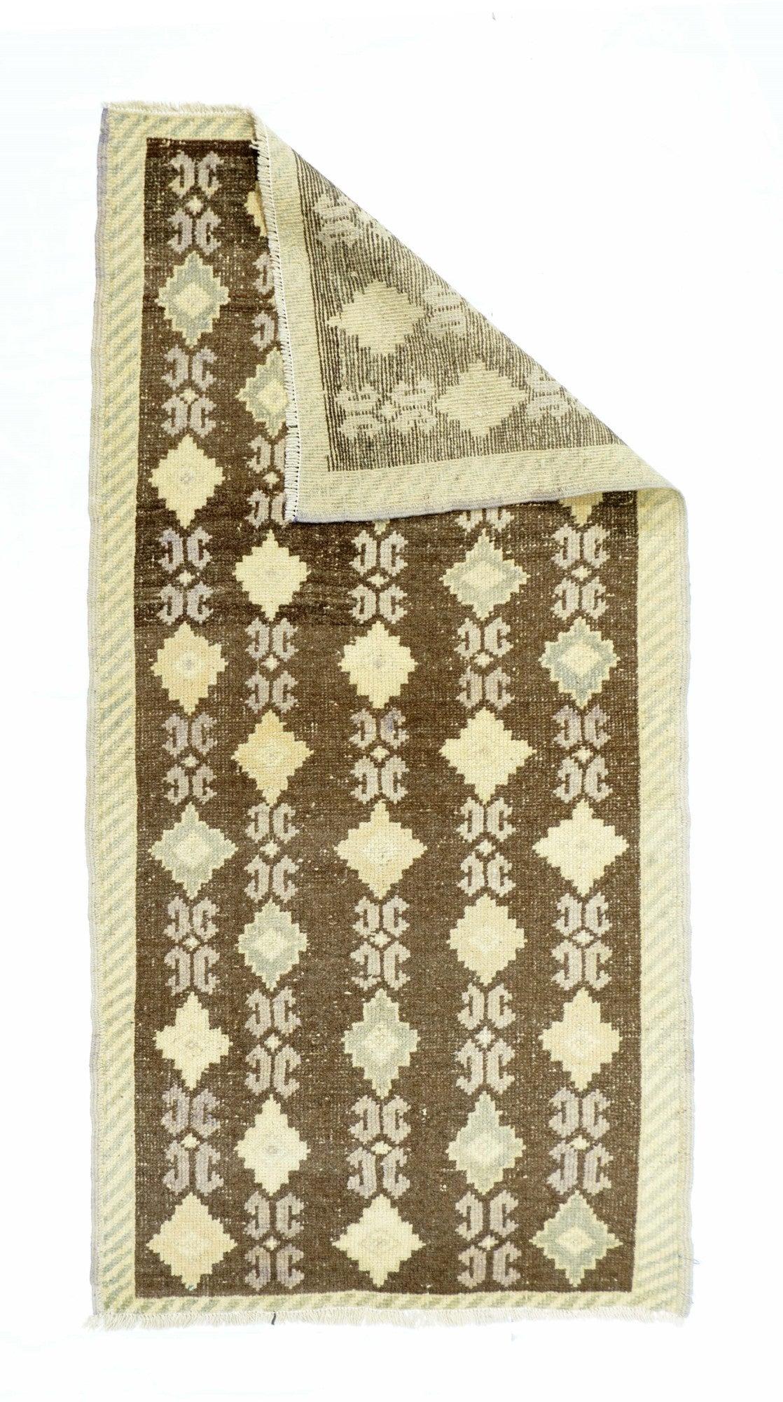 Türkischer Vintage-Teppich 2'8'' x 5'3'' im Angebot 1