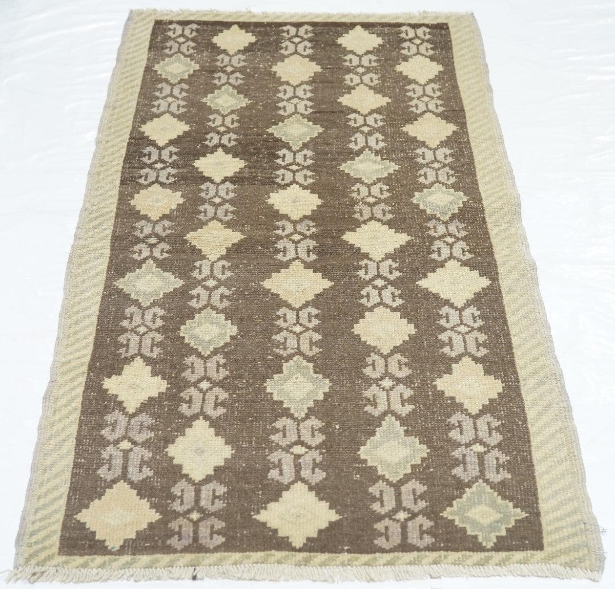 Türkischer Vintage-Teppich 2'8'' x 5'3'' im Angebot 2