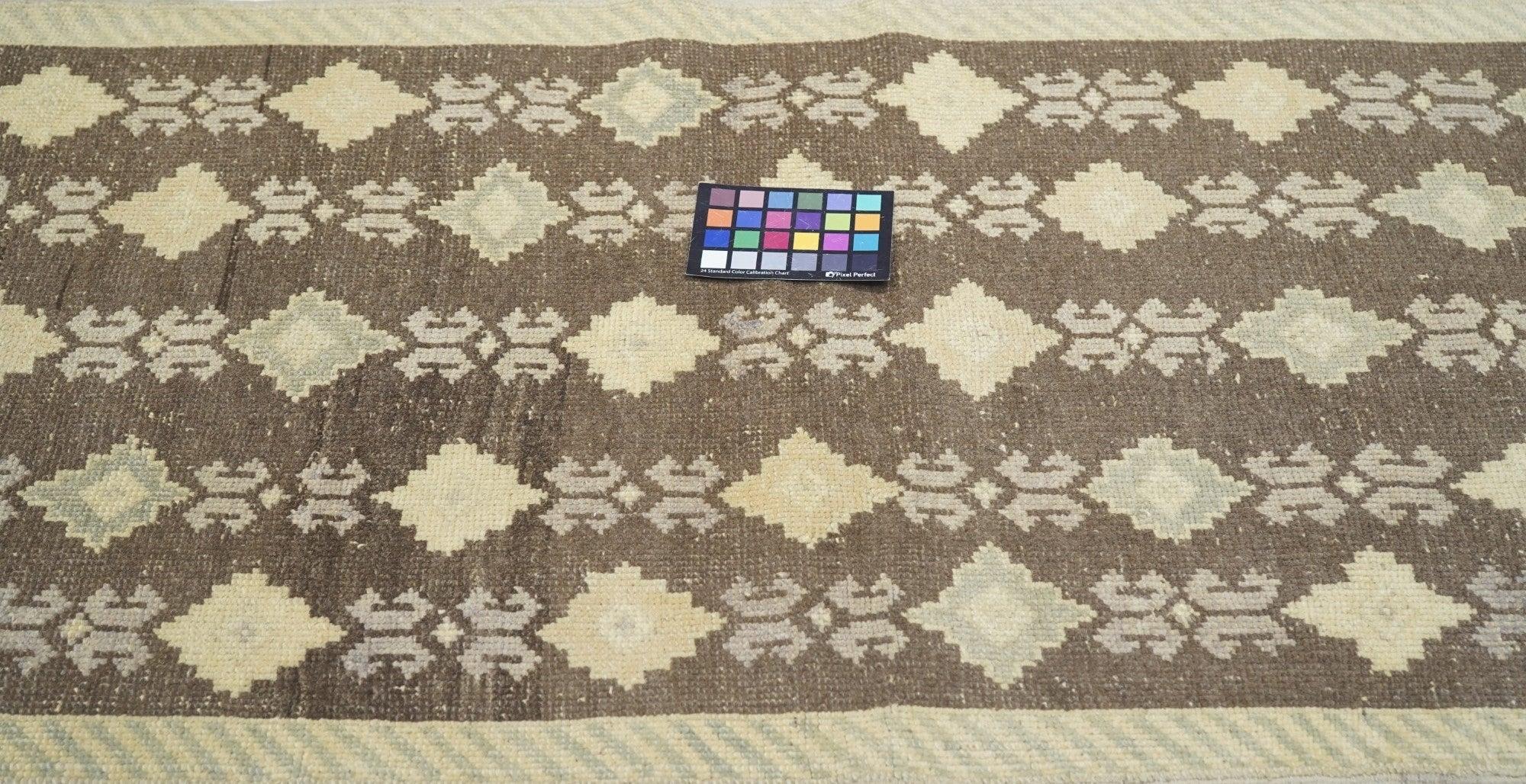 Türkischer Vintage-Teppich 2'8'' x 5'3'' im Angebot 3