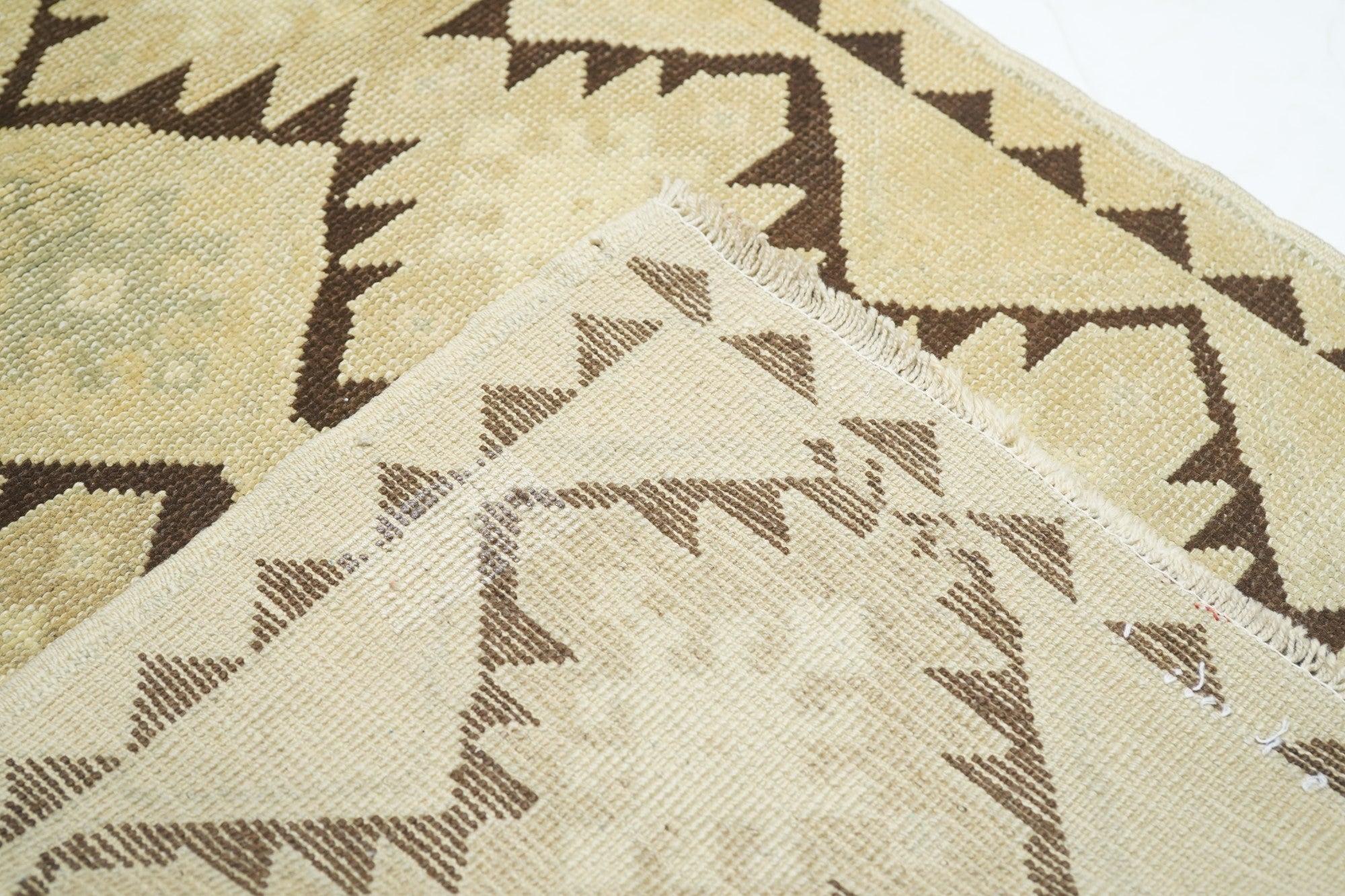 Tapis turc vintage 2'9'' x 5'10'' en vente 5