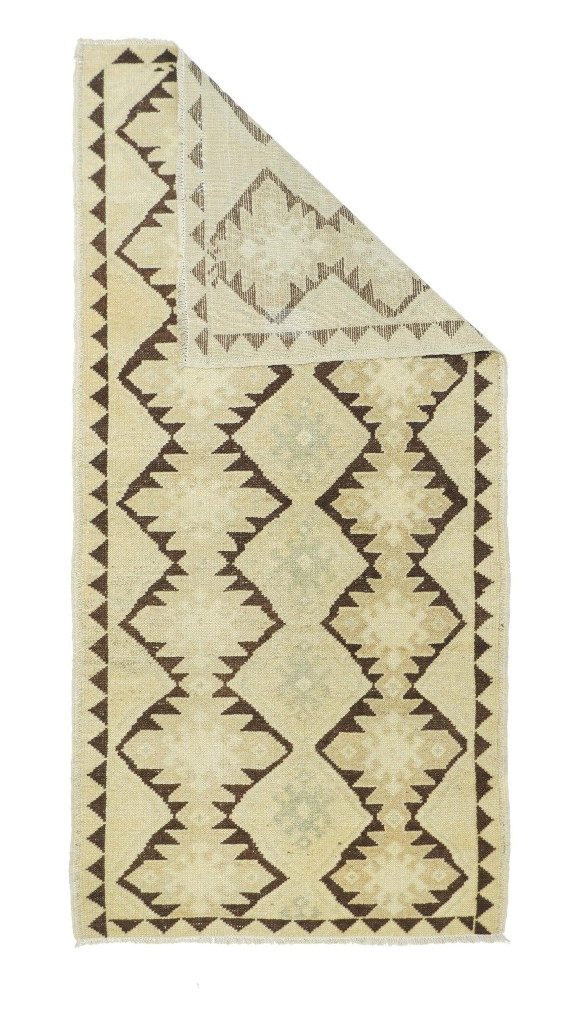 Tapis turc vintage 2'9'' x 5'10''. Ce kellegi miniature présente une palette généralement plus claire de paille et de tan, avec des réserves rouge brique bien contenues, reliées pour former des médaillons en forme de pôles. Les autres motifs sont