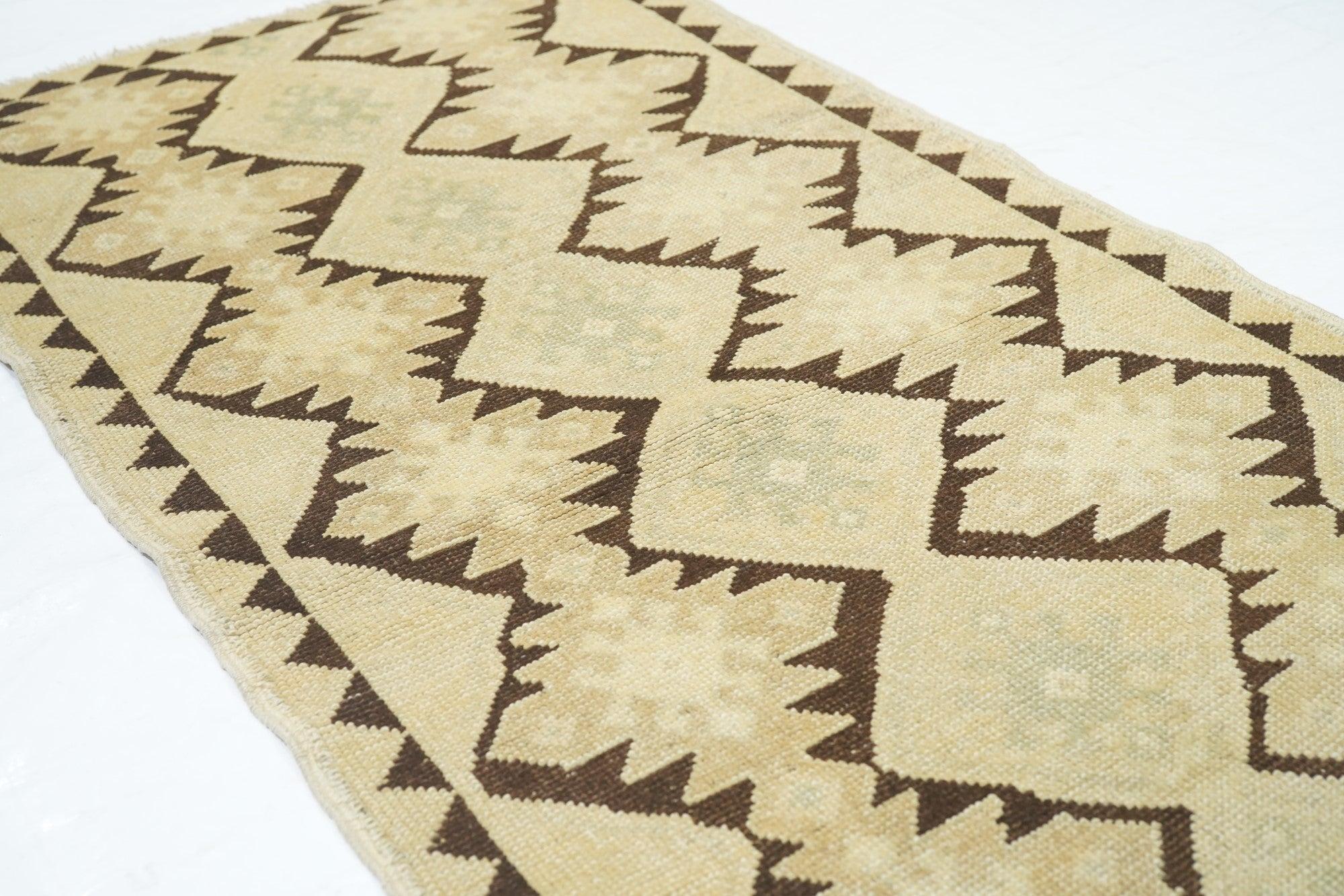 Tapis turc vintage 2'9'' x 5'10'' en vente 1