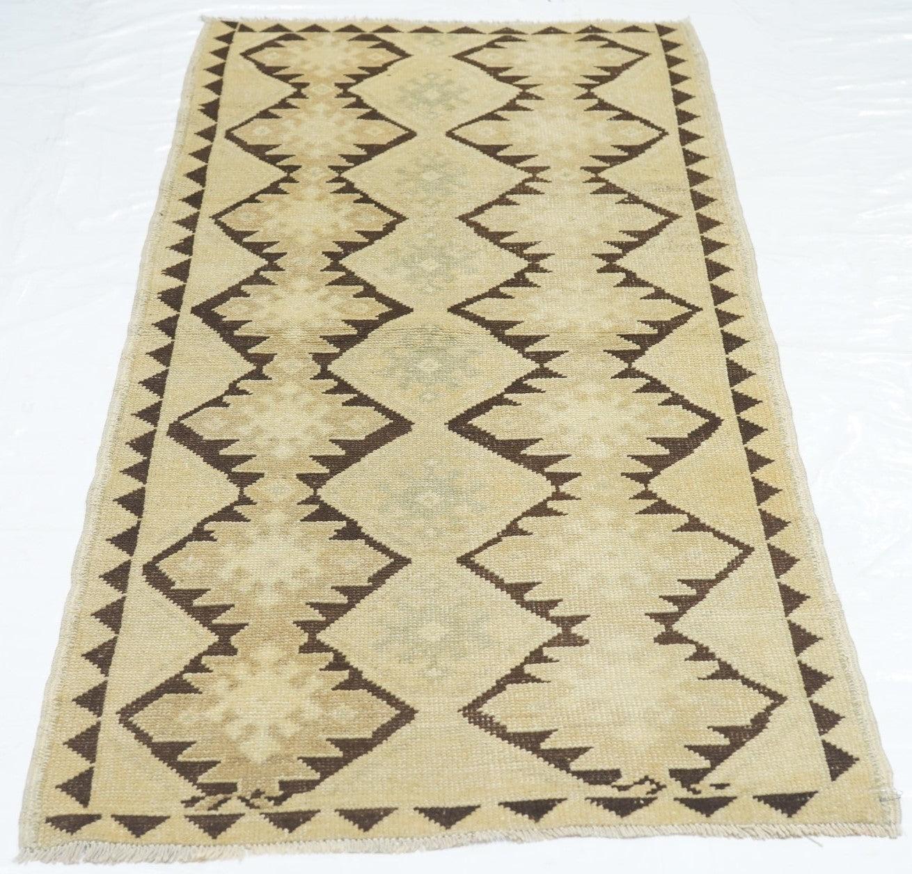 Tapis turc vintage 2'9'' x 5'10'' en vente 2