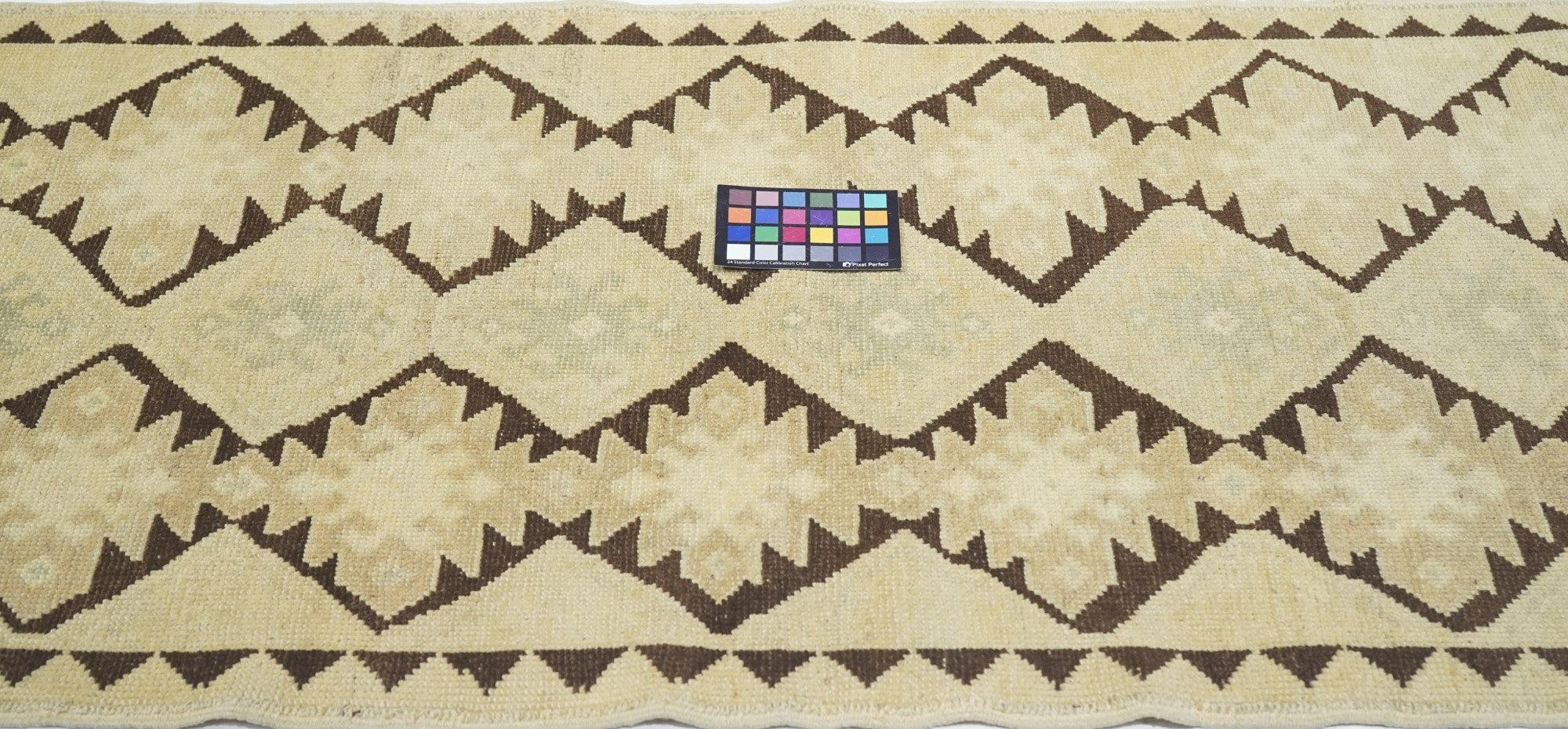 Tapis turc vintage 2'9'' x 5'10'' en vente 3