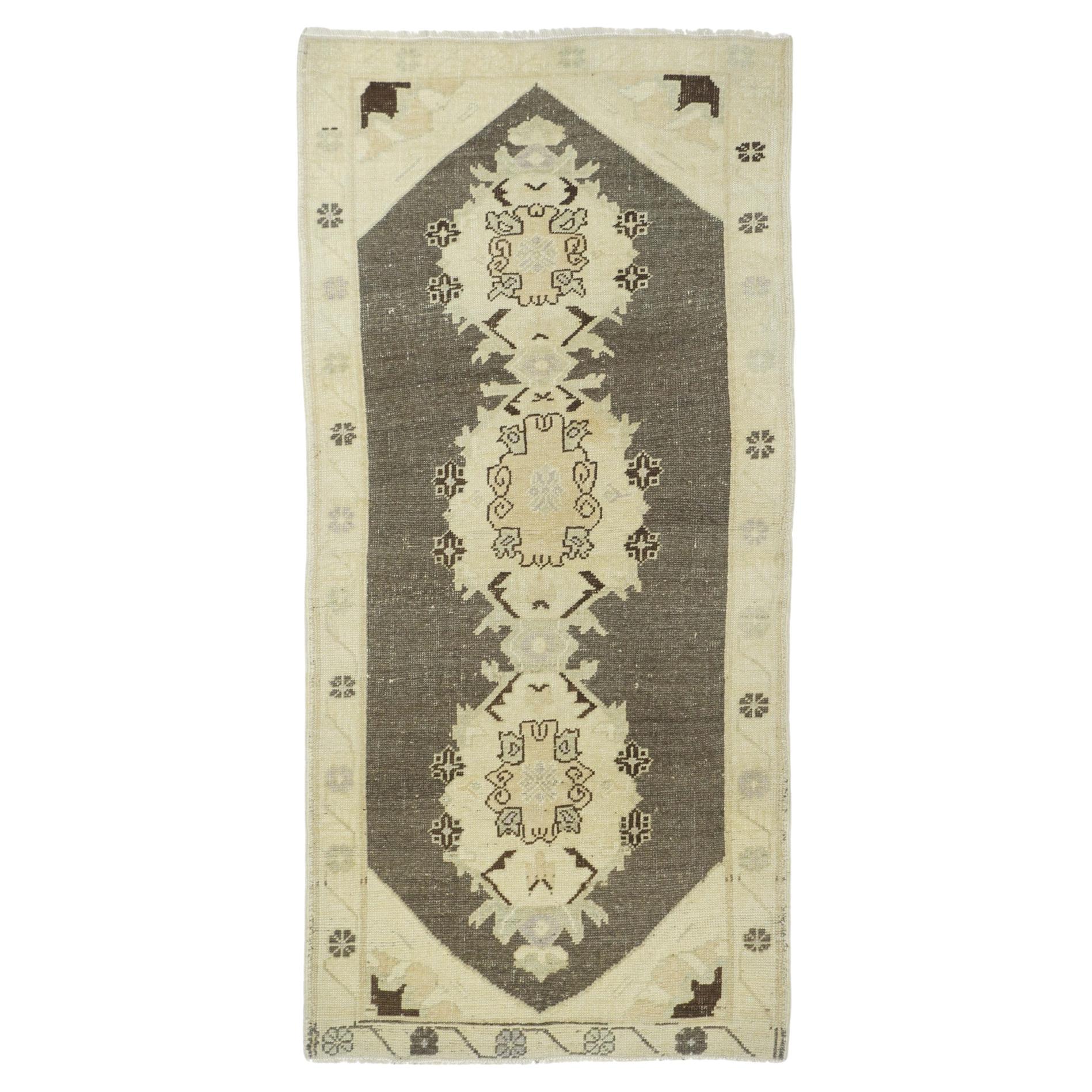 Tapis turc vintage 3'0" x 6'2''
