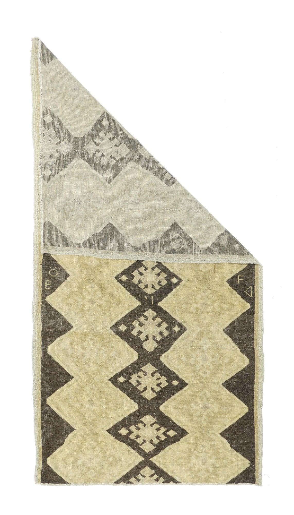 Tapis turc vintage 3'1'' x 6'4''. Les tapis, scatters, coulisses, longs tapis et sacs des villes, villages et tribus d'Anatolie, notamment : Oushak, Ghiordes, Kula, Ladik, Hereke, Konya, Melas, Bergama, Sivas, Kayseri et Yuruk. Énorme gamme de
