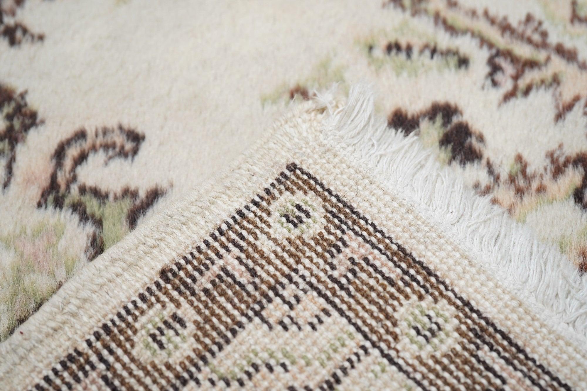 Türkischer Vintage-Teppich 3'10'' x 6'8'' im Angebot 6
