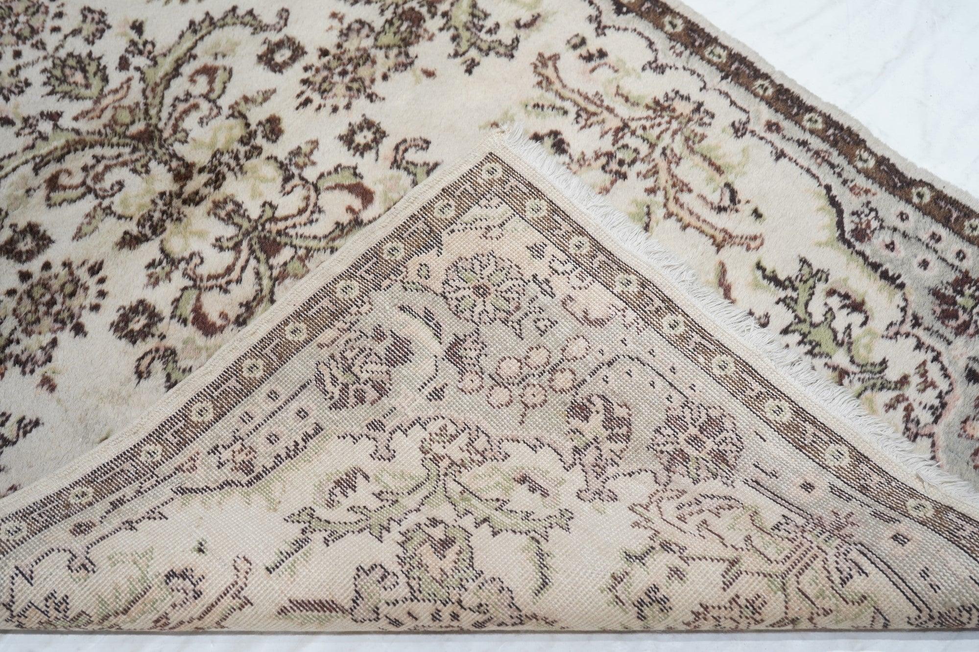 Türkischer Vintage-Teppich 3'10'' x 6'8'' im Angebot 7