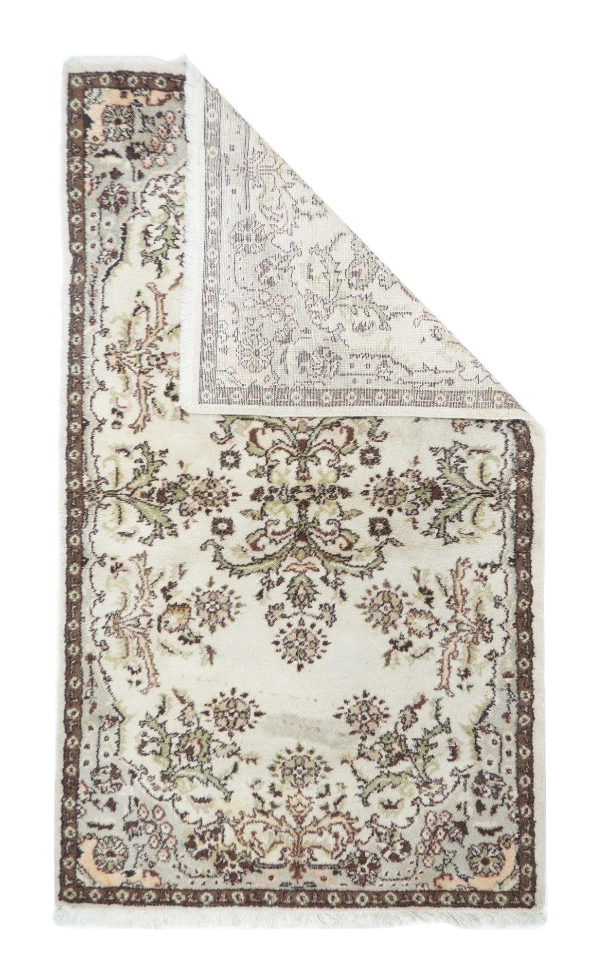 Vintage Turkish Rug 3'10'' x 6'8''.  Teppiche, Streuteppiche, Läufer, lange Teppiche und Taschen aus den Townes, Dörfern und Stämmen Anatoliens, darunter: Oushak, Ghiordes, Kula, Ladik, Hereke, Konya, Melas, Bergama, Sivas, Kayseri und Yuruk. Enorme
