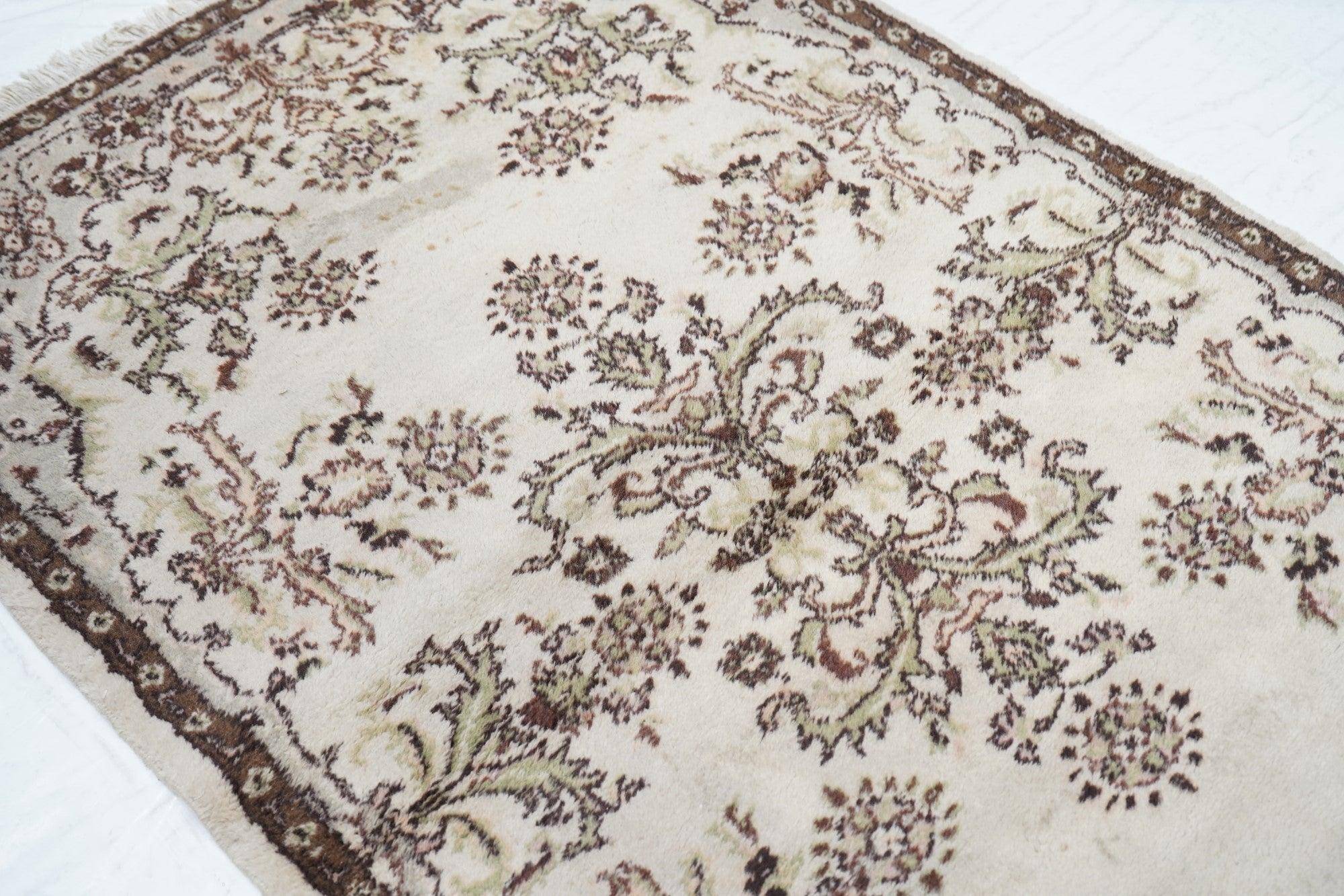 Türkischer Vintage-Teppich 3'10'' x 6'8'' im Angebot 1
