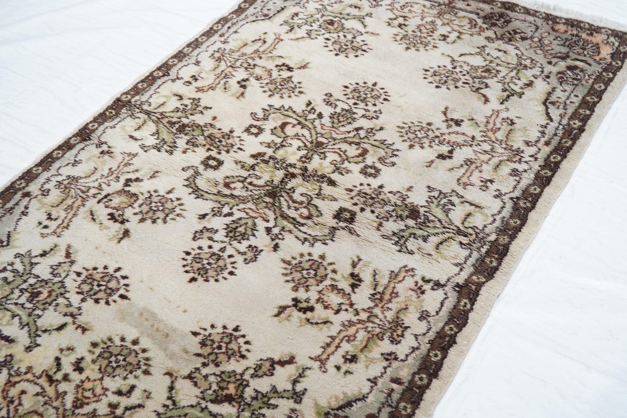 Türkischer Vintage-Teppich 3'10'' x 6'8'' im Angebot 2