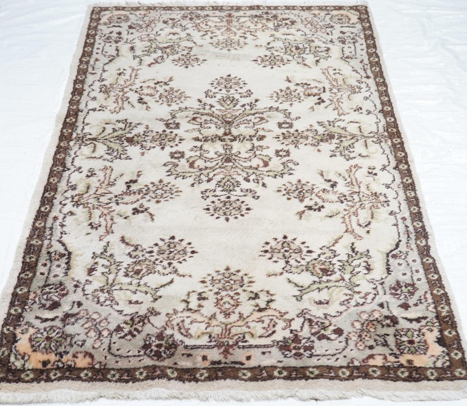 Türkischer Vintage-Teppich 3'10'' x 6'8'' im Angebot 3