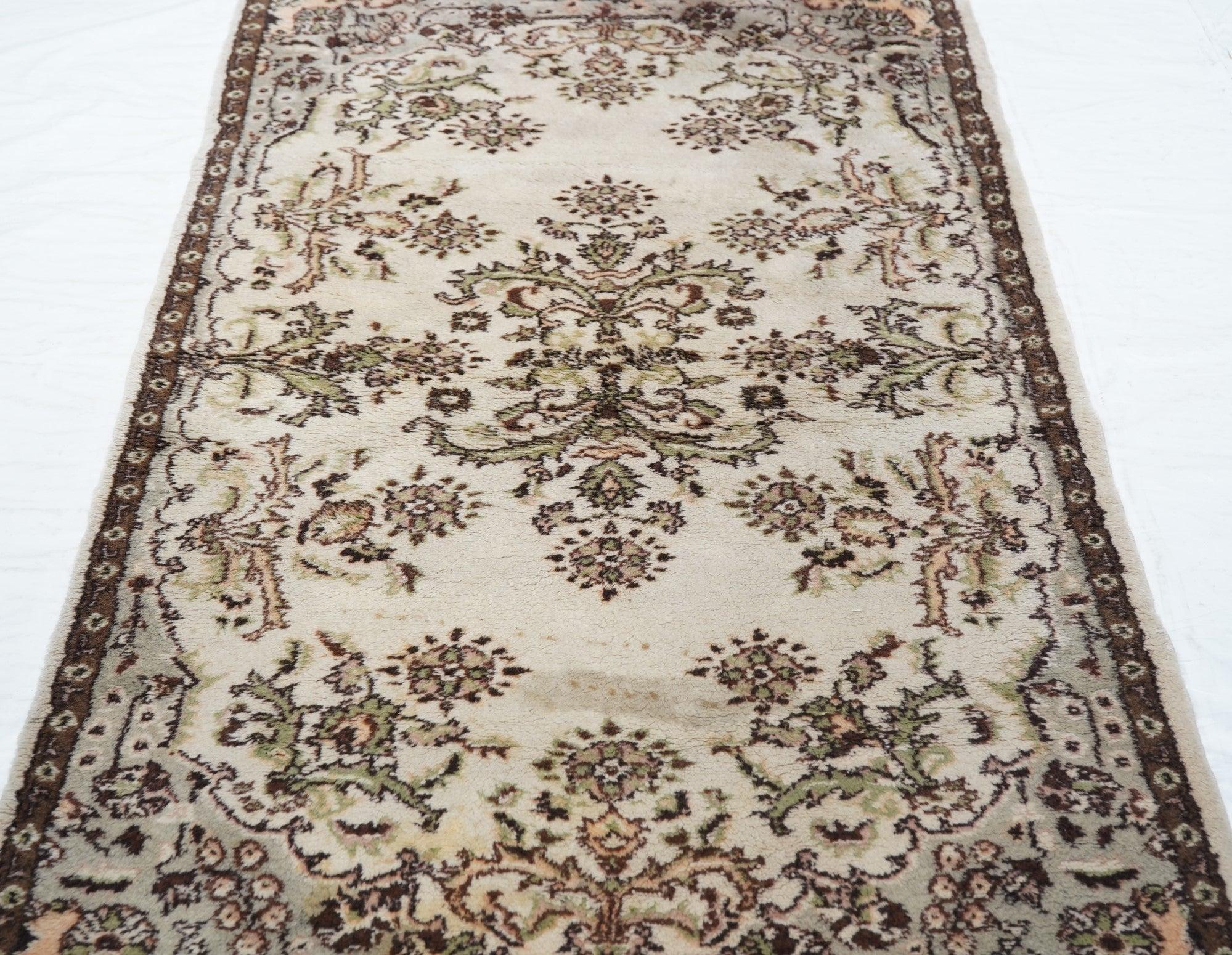 Türkischer Vintage-Teppich 3'10'' x 6'8'' im Angebot 4