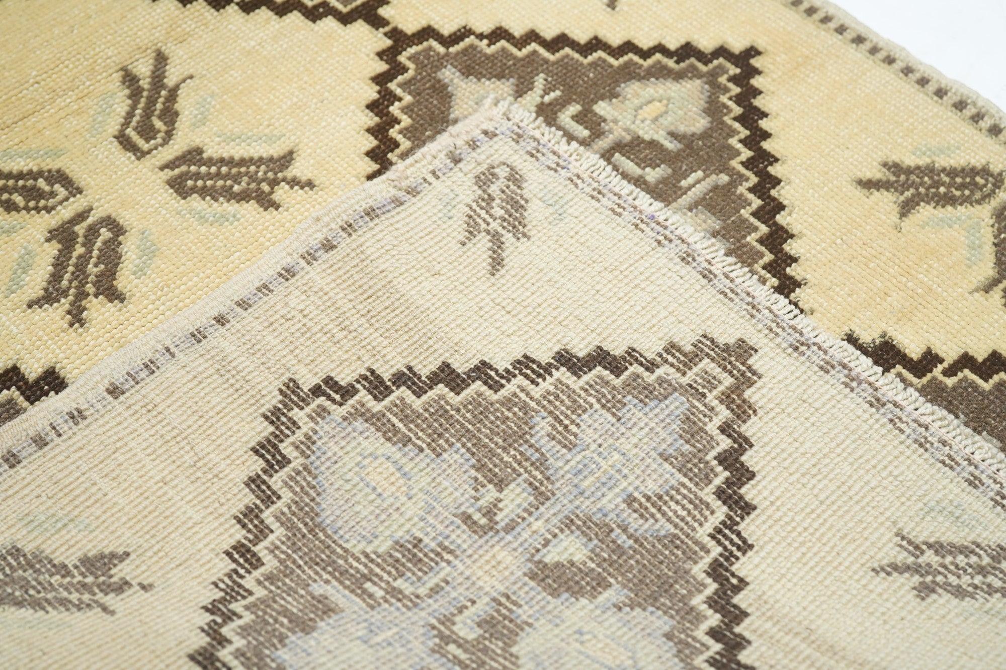 Vintage Turkish Rug 3'2'' x 6'7'' For Sale 5