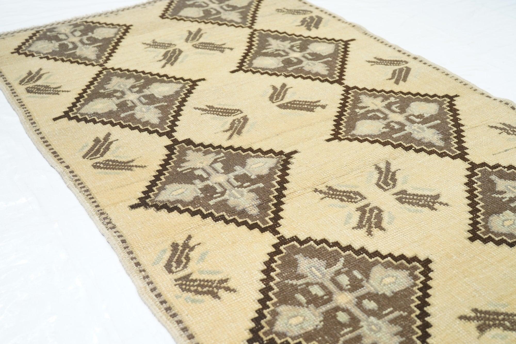 Vintage Turkish Rug 3'2'' x 6'7'' For Sale 1