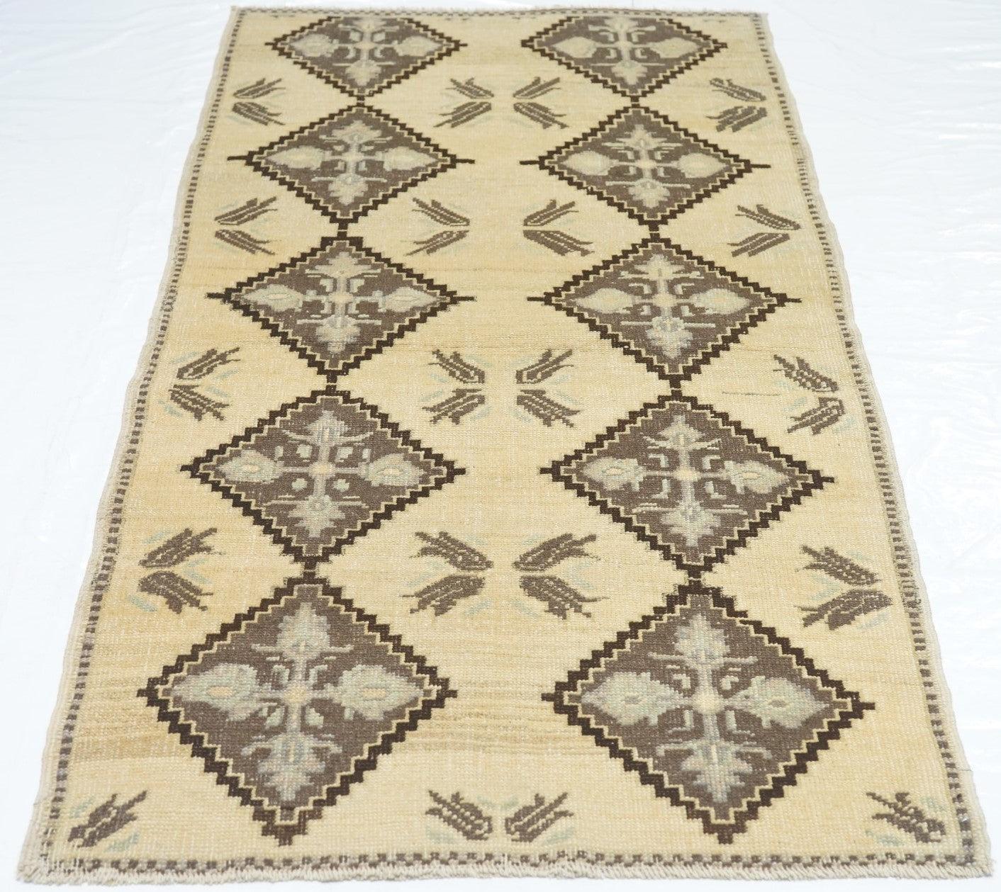 Vintage Turkish Rug 3'2'' x 6'7'' For Sale 2