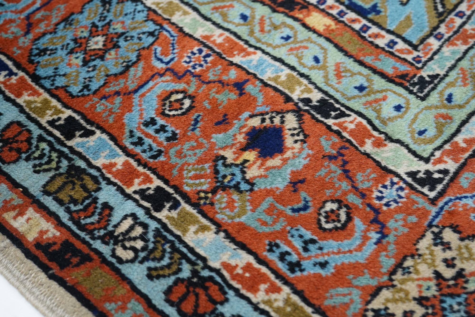 Türkischer Teppich im Vintage-Stil 4'1'' x 6'7'' (Ende des 20. Jahrhunderts) im Angebot