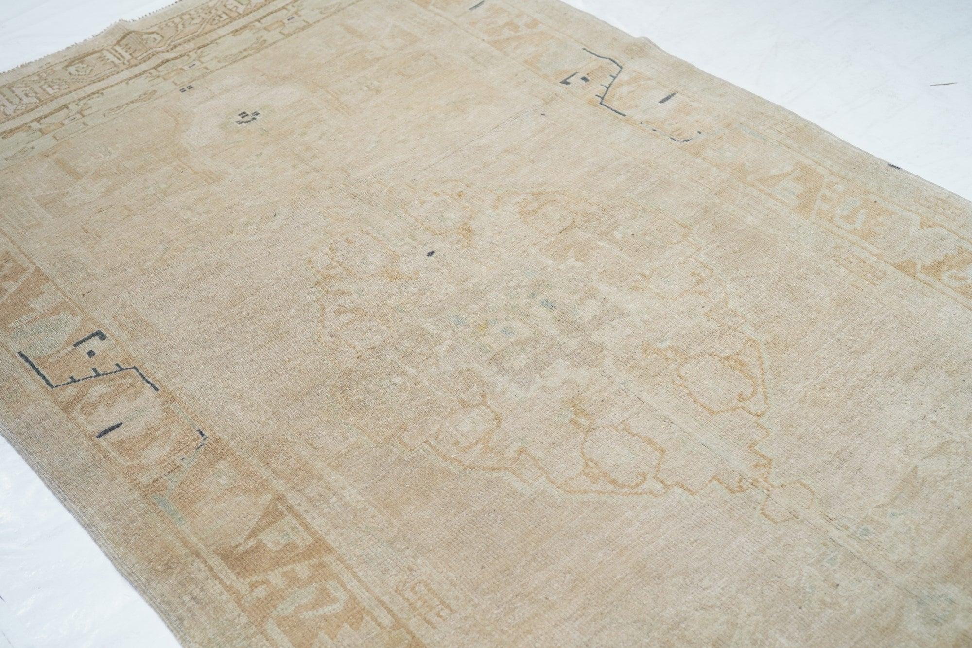 Türkischer Vintage-Teppich 4'7'' x 8'10'' (Wolle) im Angebot