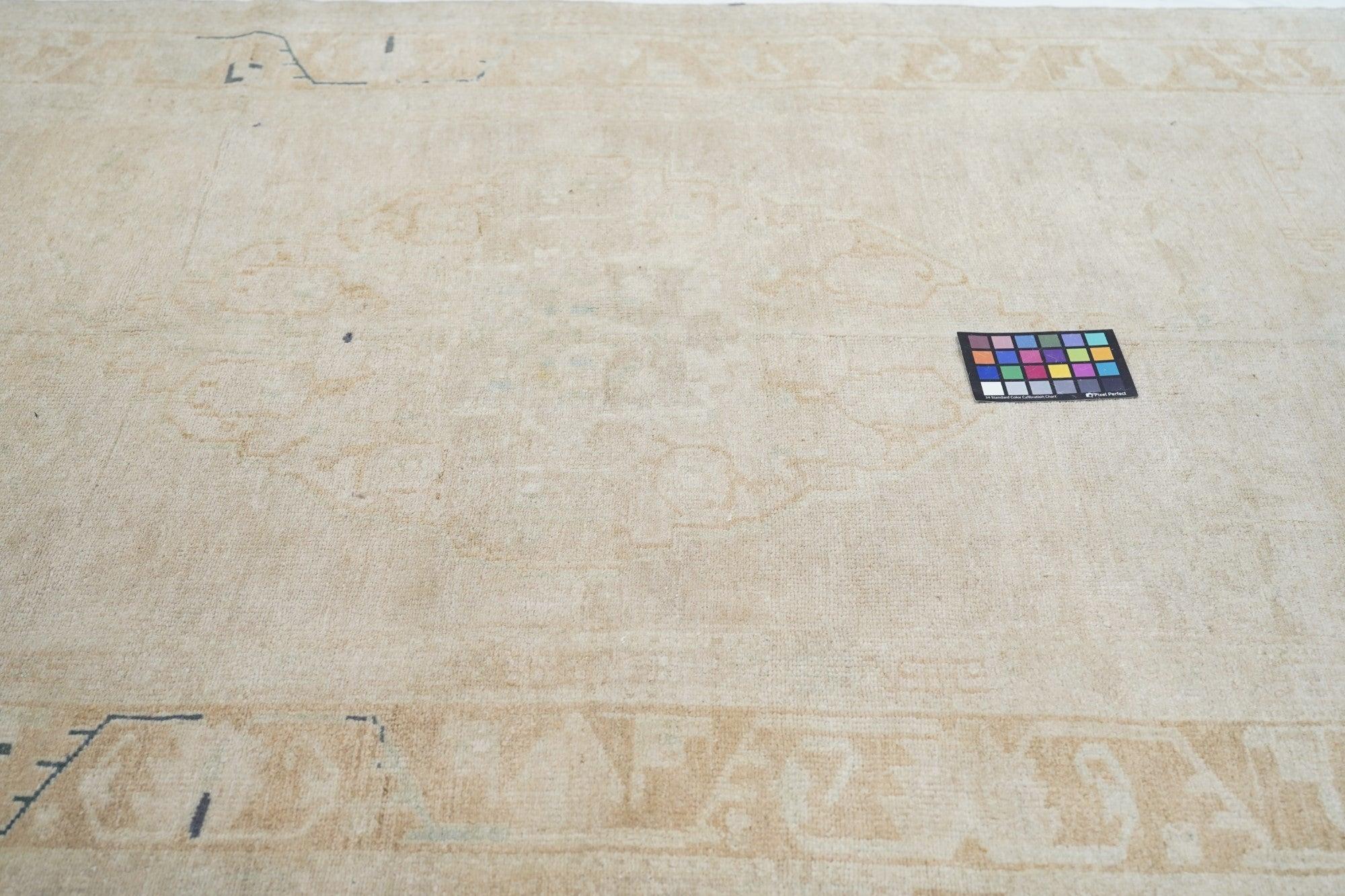 Türkischer Vintage-Teppich 4'7'' x 8'10'' im Angebot 3