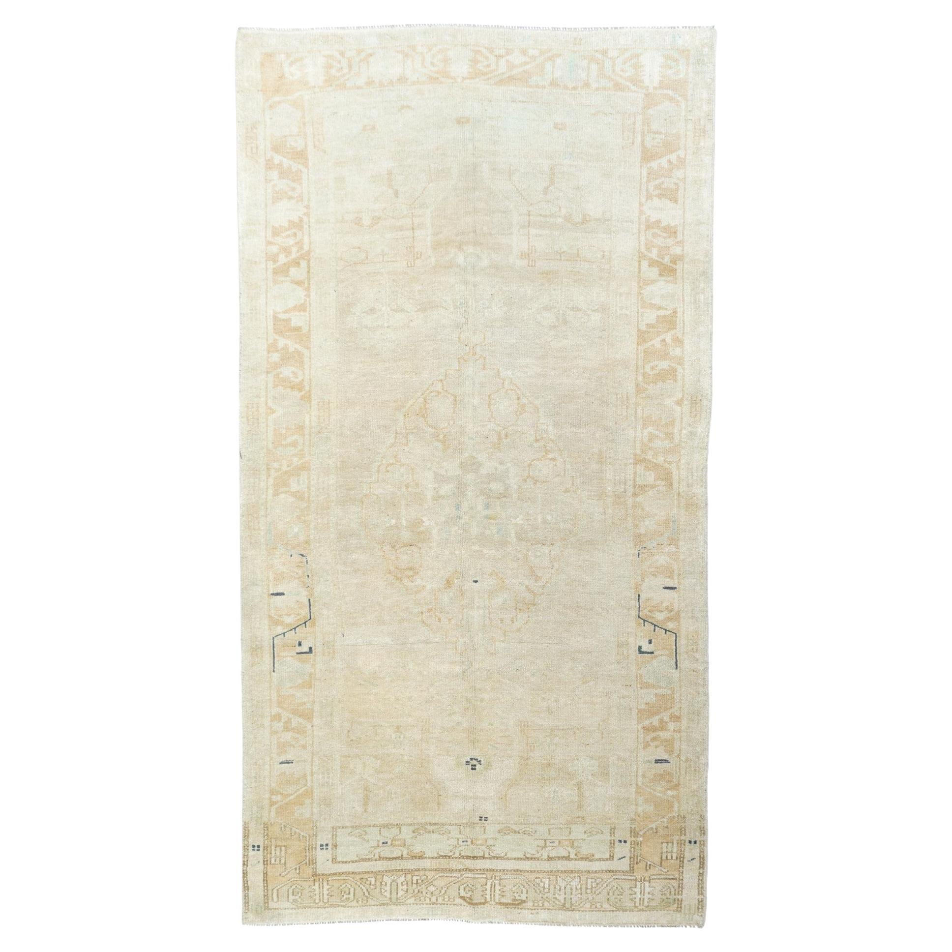 Türkischer Vintage-Teppich 4'7'' x 8'10''