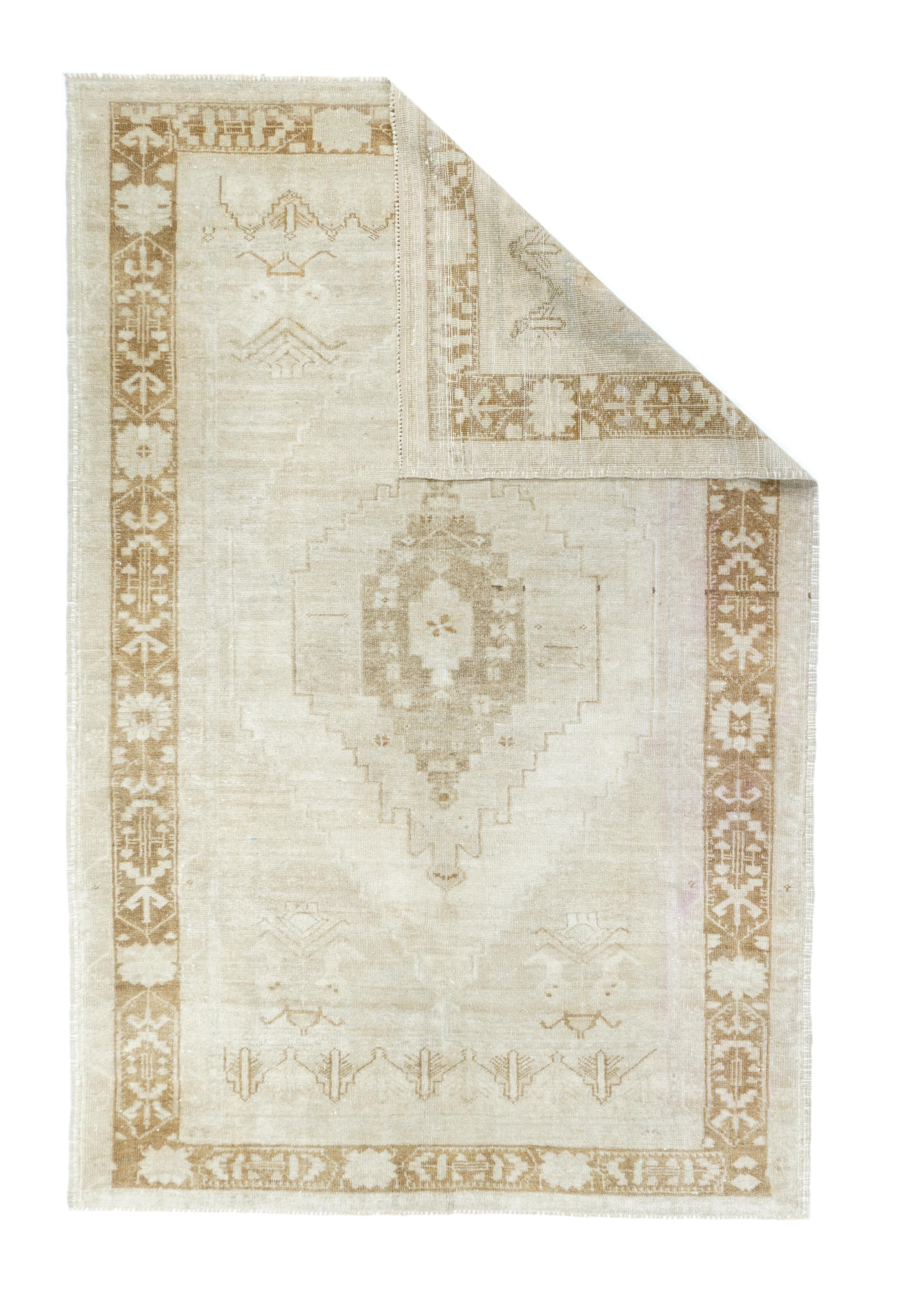 Vintage Turkish Rug 4'9'' x 6'6''. Teppiche, Streuteppiche, Läufer, lange Teppiche und Taschen aus den Townes, Dörfern und Stämmen Anatoliens, darunter: Oushak, Ghiordes, Kula, Ladik, Hereke, Konya, Melas, Bergama, Sivas, Kayseri und Yuruk. Enorme