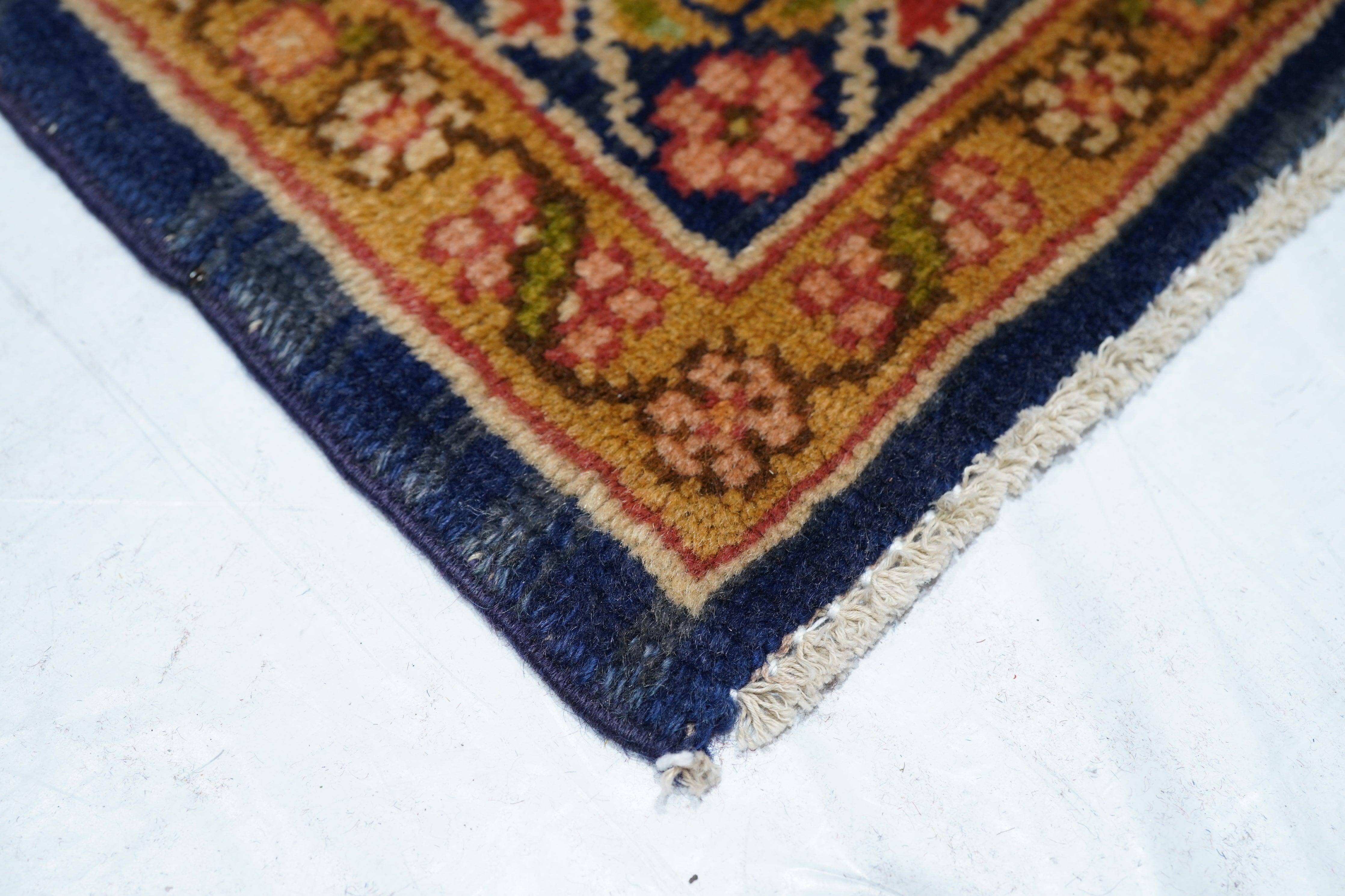 20th Century Vintage Turkish Rug 5'3'' x 7'8'' For Sale
