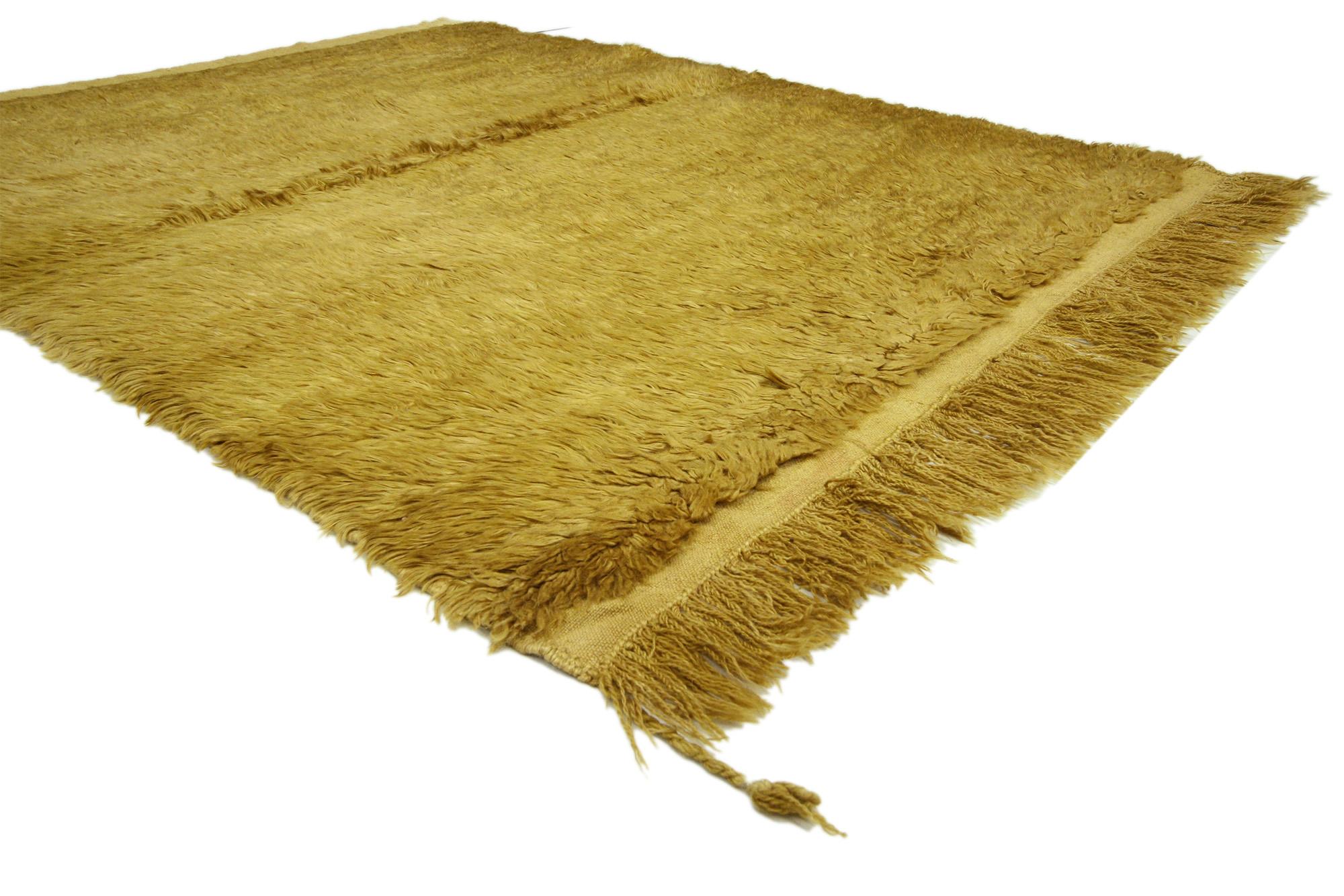 73979 Tapis Vintage Turc Tulu Angora, 04'02 x 05'00. Ce tapis Tulu turc vintage noué à la main, fabriqué à partir de laine angora luxueusement douce, incarne l'élégance tactile et la simplicité raffinée du design anatolien traditionnel. Originaires