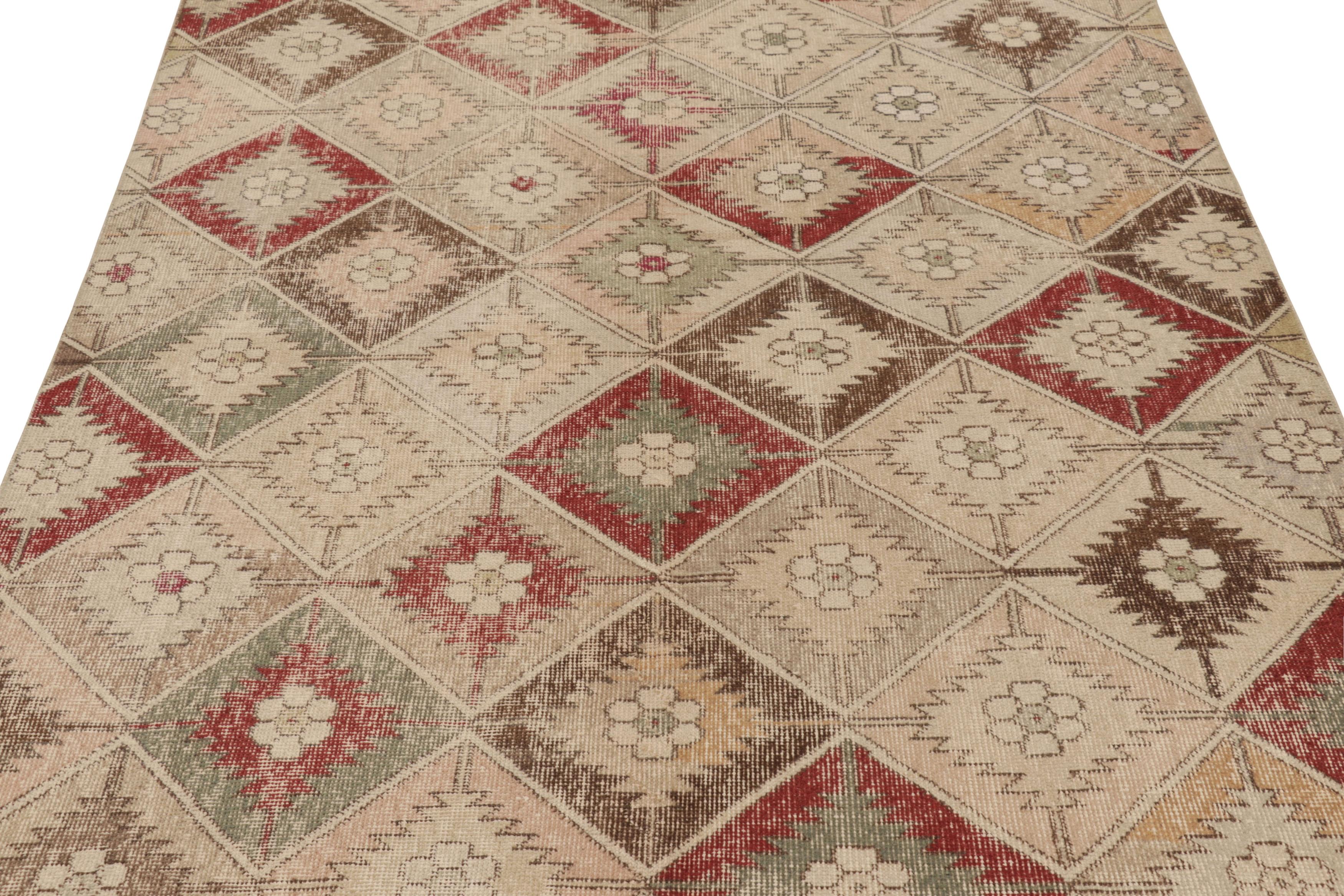 Dieser Vintage-Teppich ist ein 5x9 türkischen distressed Stück, mit handgeknüpfter Wolle circa Mitte des 20. Jahrhunderts. Er ist eine aufregende neue Ergänzung zu unserer Kollektion von türkischen Teppichen im Used-Look.

Über das