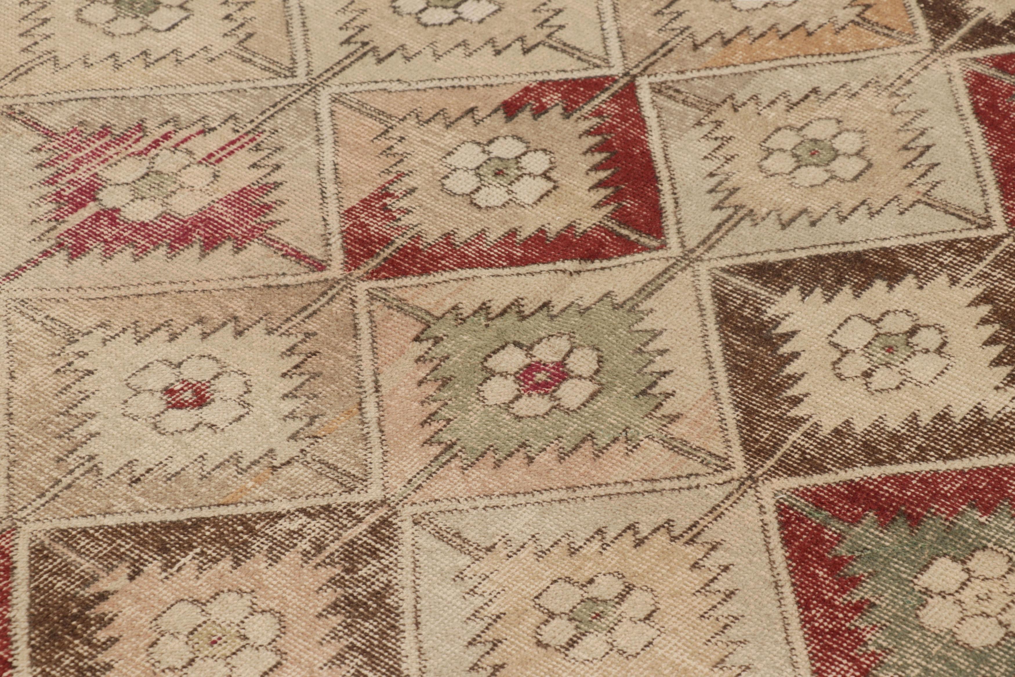 Türkischer Vintage-Teppich, Beige und Creme mit geometrischem Rautenmuster  Rug & Kilim im Zustand „Gut“ im Angebot in Long Island City, NY