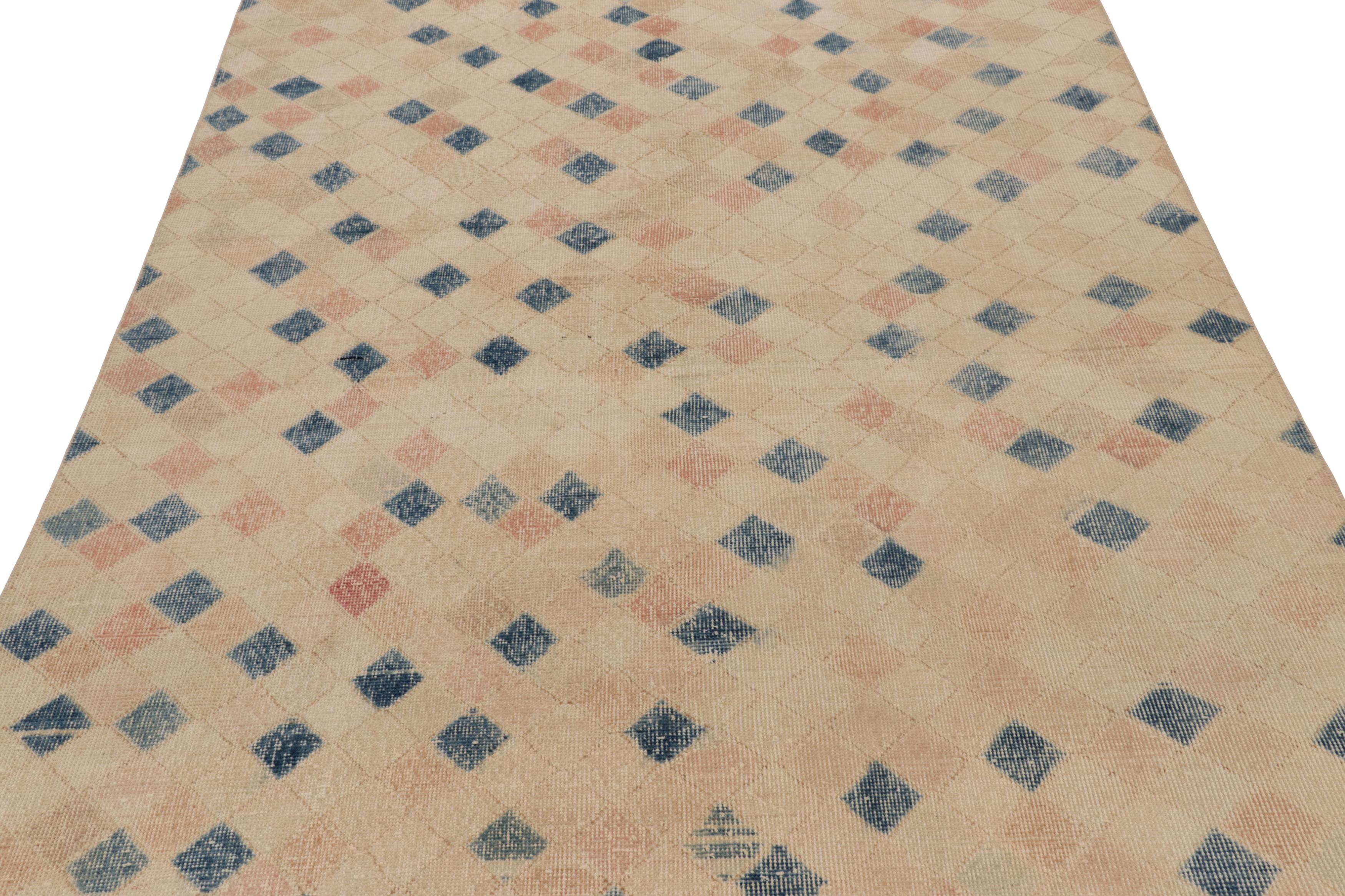 Dieser Vintage-Teppich ist ein 5x9 türkischen distressed Stück, mit handgeknüpfter Wolle circa Mitte des 20. Jahrhunderts. Er ist eine aufregende neue Ergänzung zu unserer Kollektion von türkischen Teppichen im Used-Look.

Über das