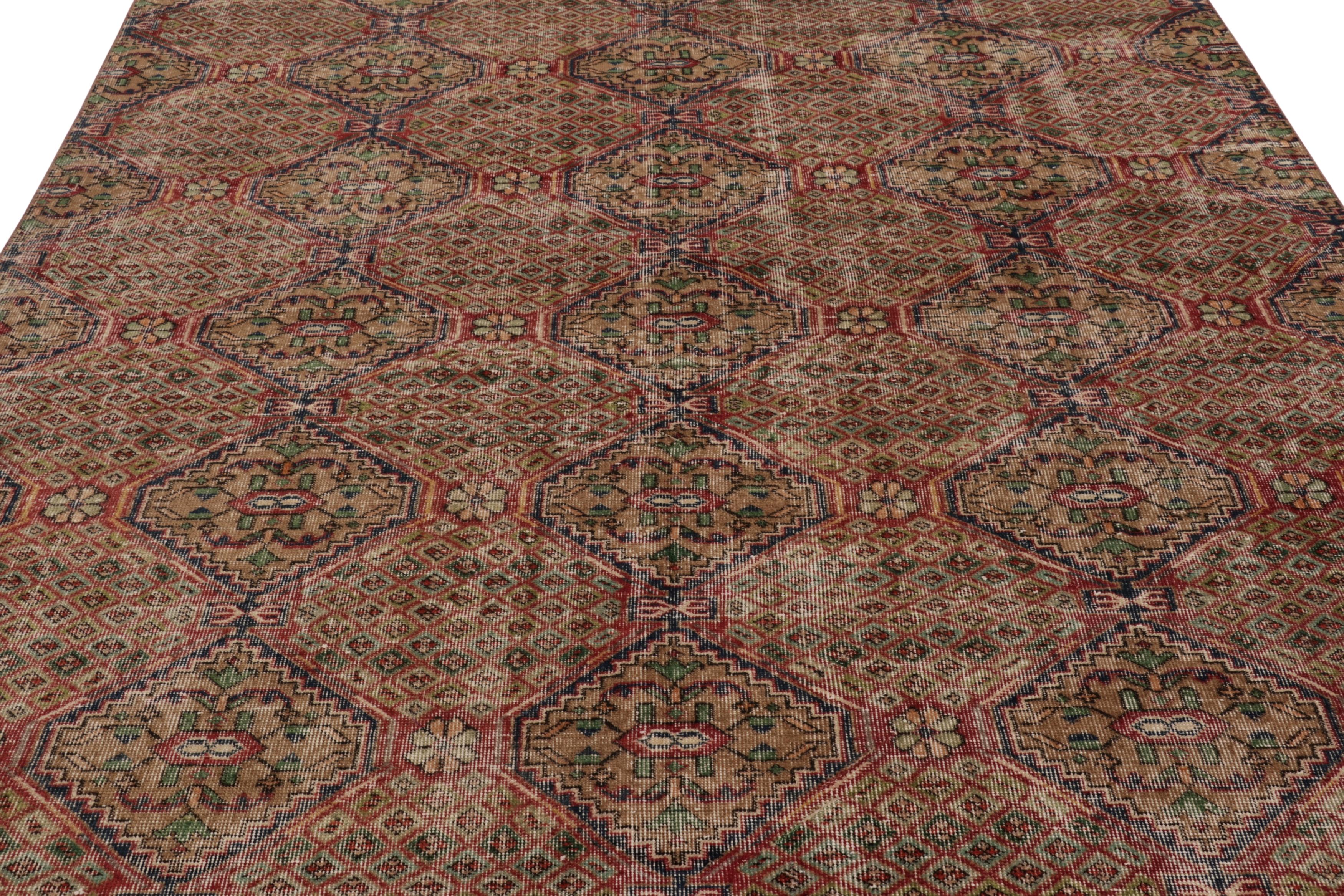 Questo tappeto d'epoca è un pezzo turco 7x9, realizzato in lana annodata a mano verso la metà del XX secolo. Si tratta di una nuova ed entusiasmante aggiunta alla nostra collezione di tappeti turchi. 

Sul design:

Gli amanti dell'artigianato