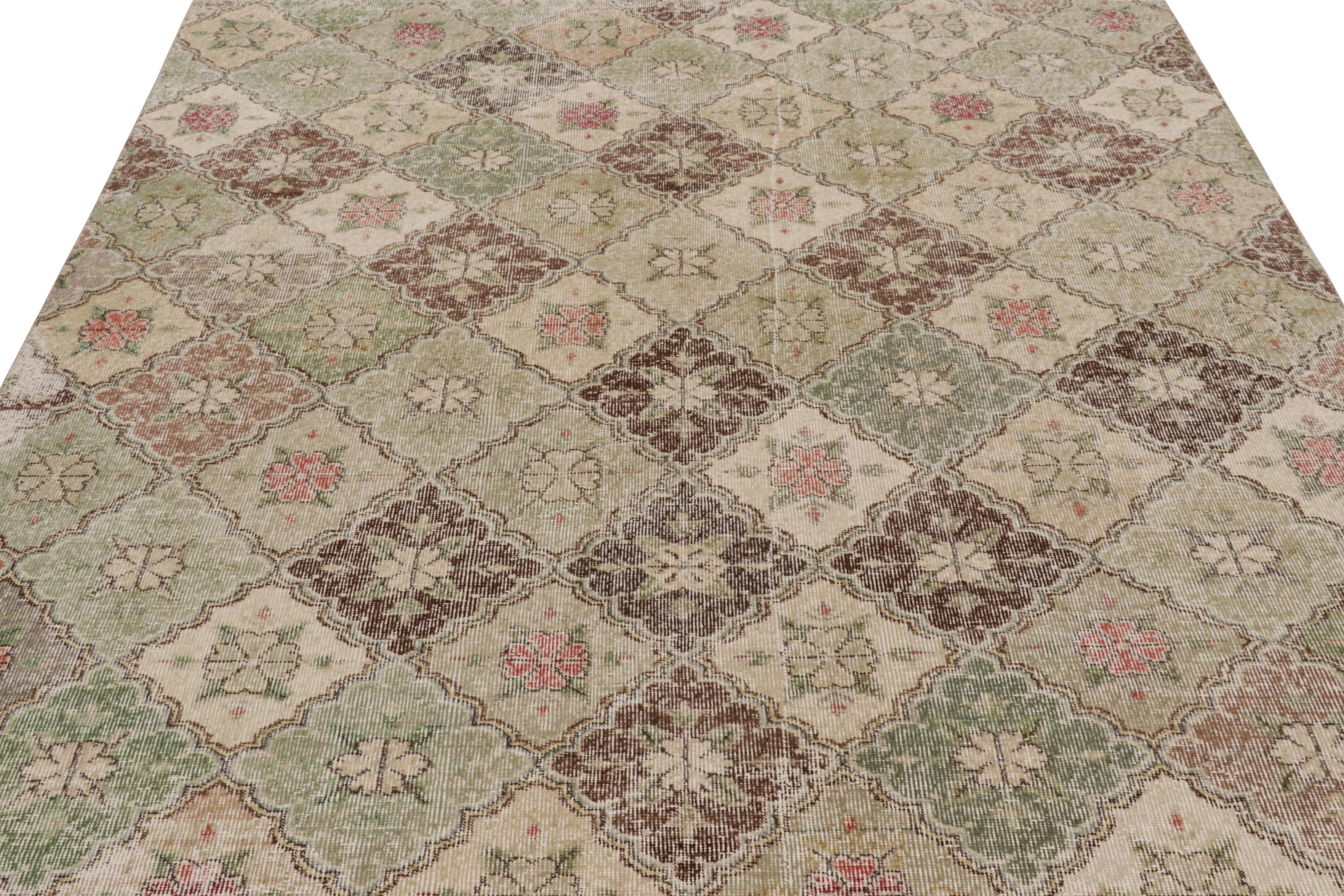 Dieser Vintage-Teppich ist ein 7x10 türkischen notleidenden Stück, mit handgeknüpfter Wolle circa Mitte des 20. Jahrhunderts gemacht. Er ist eine aufregende neue Ergänzung zu unserer Kollektion von türkischen Teppichen im Used-Look.

One the Design: