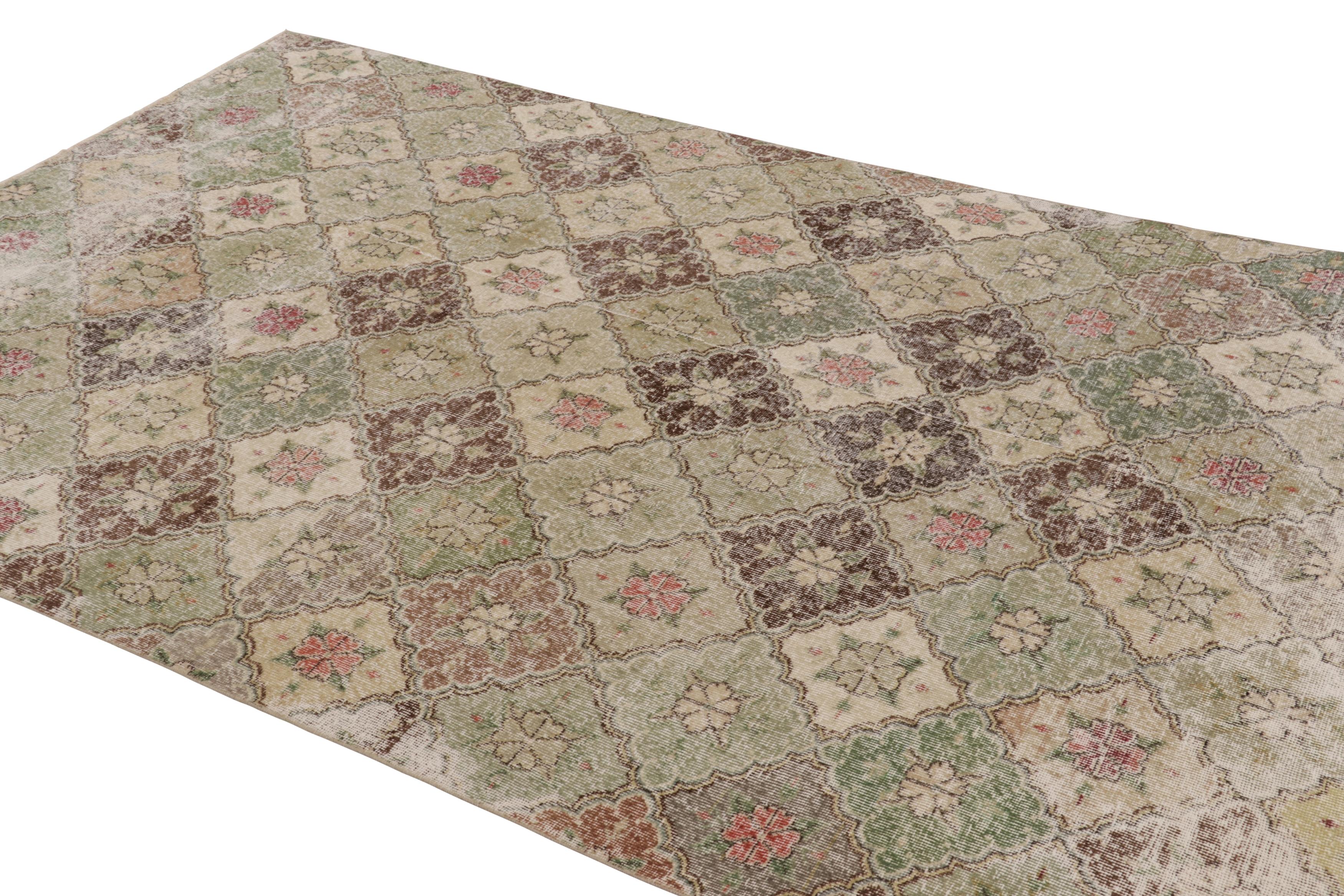 Türkischer Vintage-Teppich, Beige-Braun mit grünem, geometrischem Blumenmuster -Rug & Kilim im Zustand „Gut“ im Angebot in Long Island City, NY