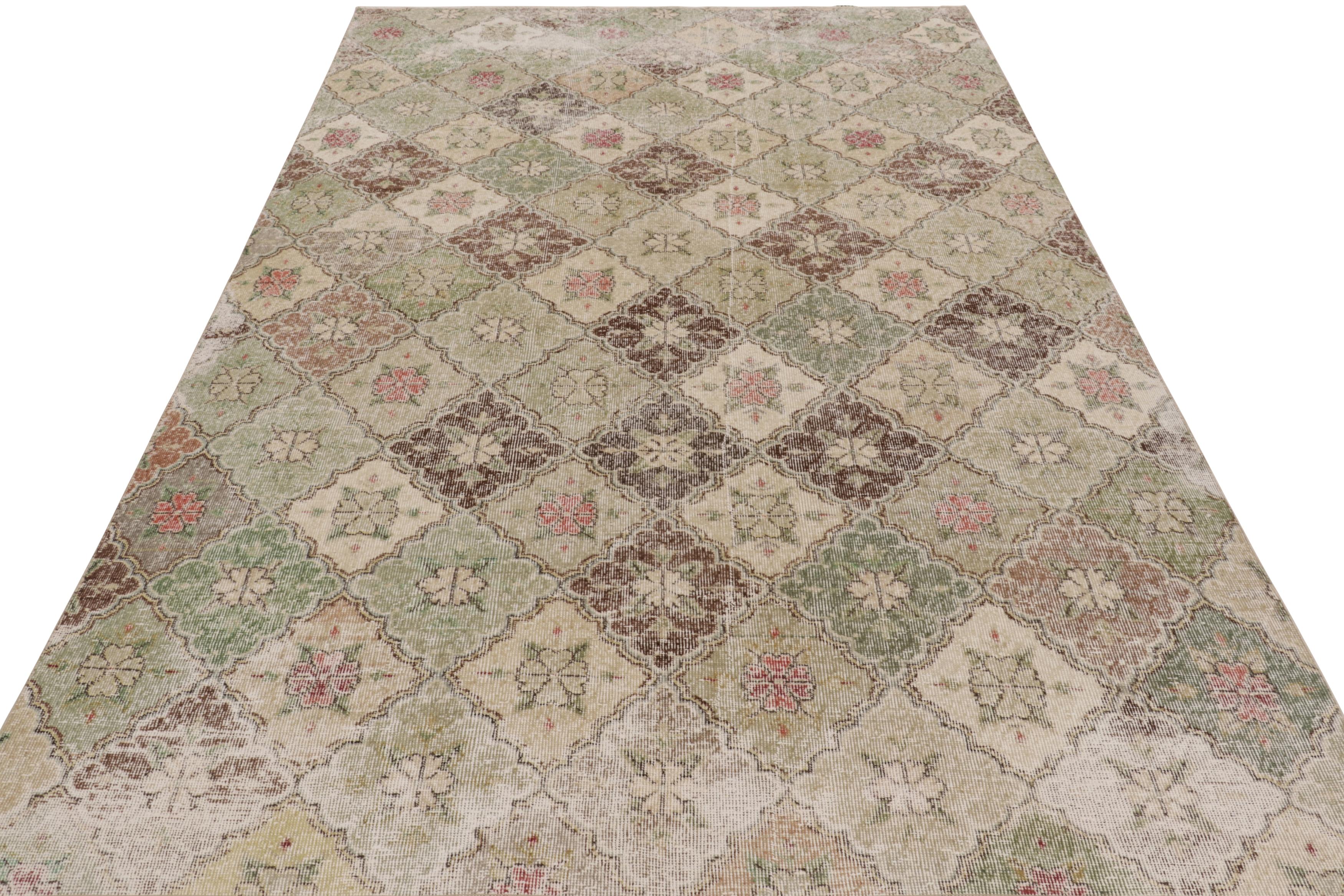 Türkischer Vintage-Teppich, Beige-Braun mit grünem, geometrischem Blumenmuster -Rug & Kilim (Mitte des 20. Jahrhunderts) im Angebot