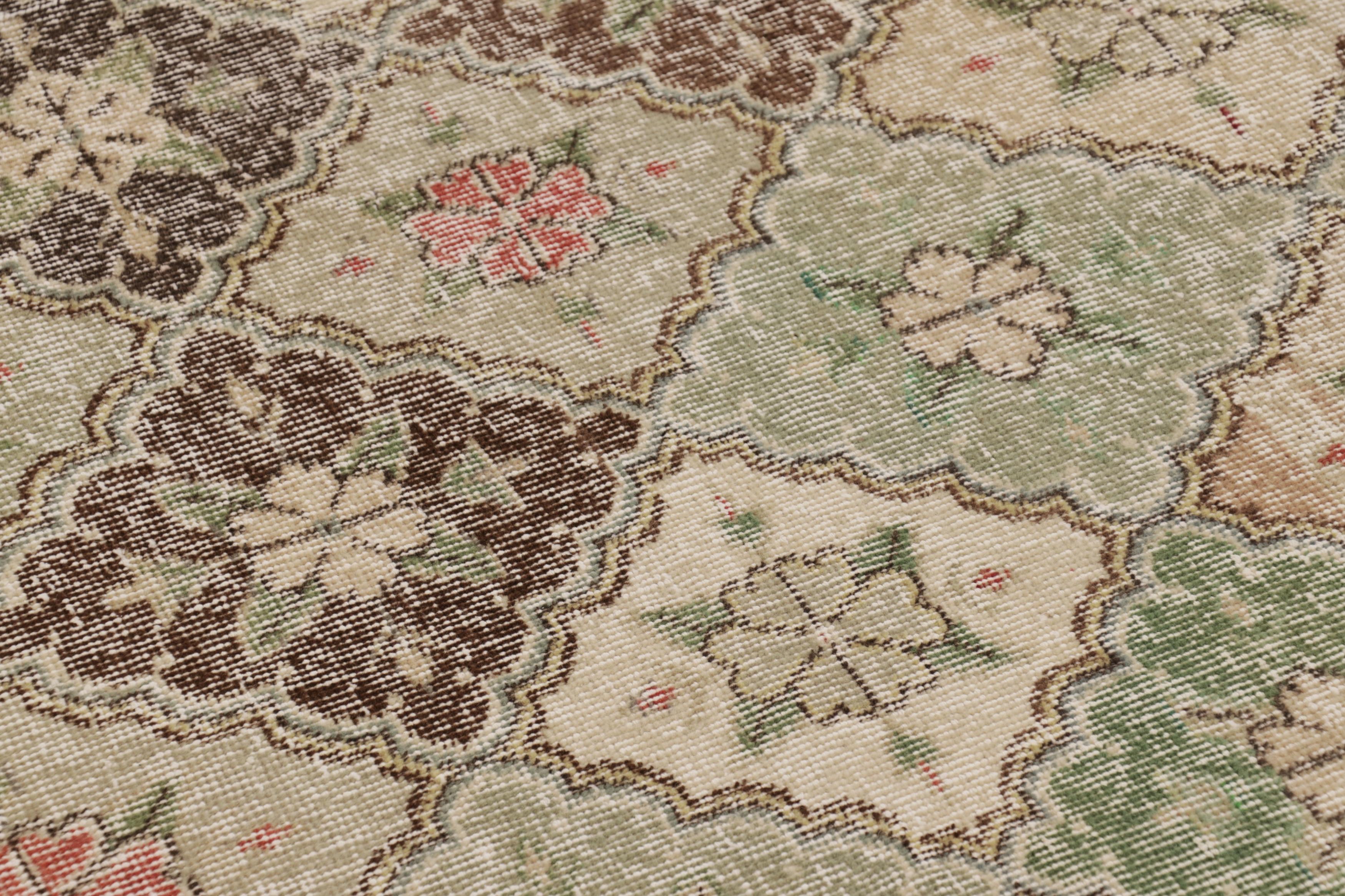 Türkischer Vintage-Teppich, Beige-Braun mit grünem, geometrischem Blumenmuster -Rug & Kilim (Wolle) im Angebot