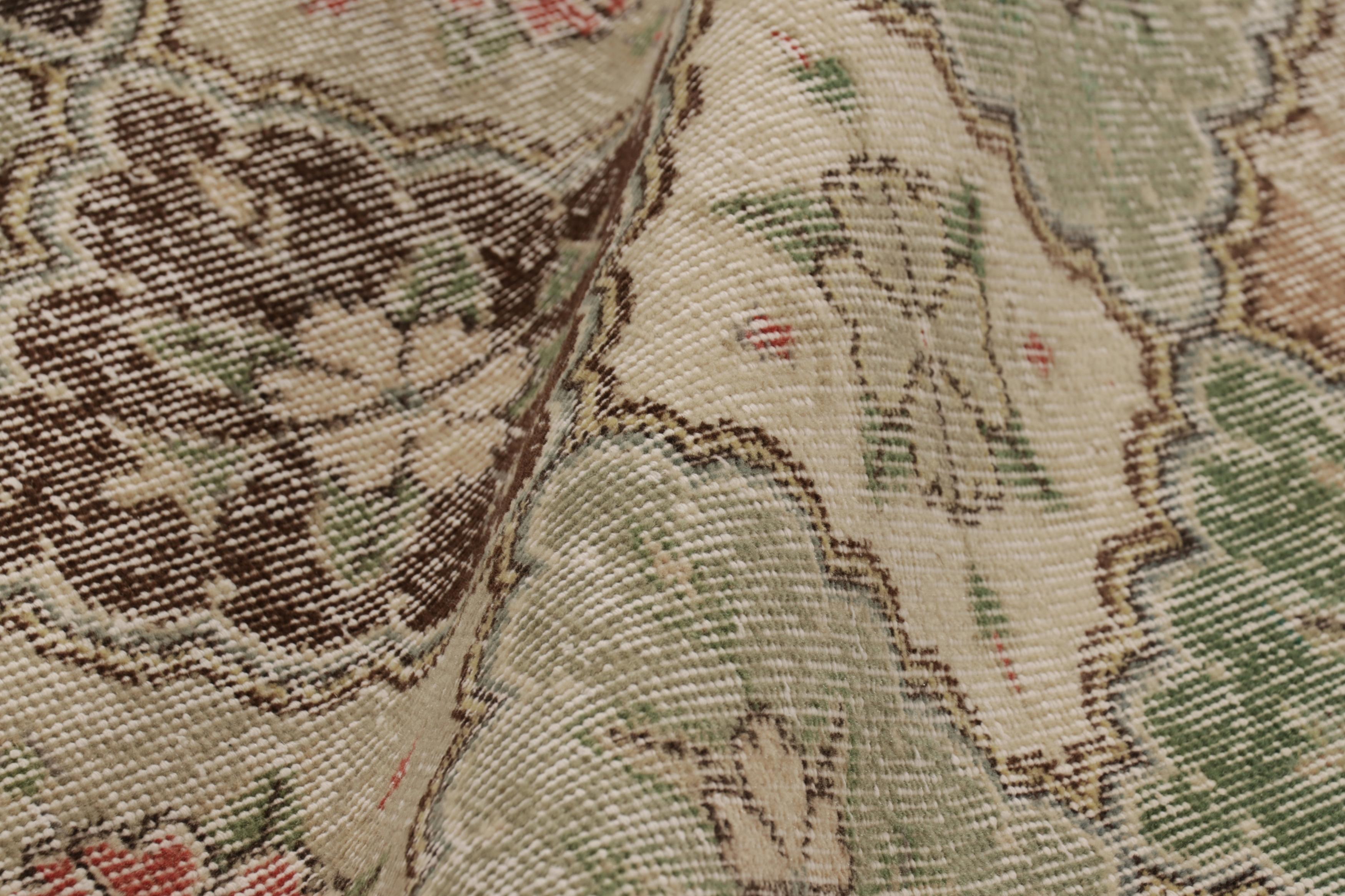 Türkischer Vintage-Teppich, Beige-Braun mit grünem, geometrischem Blumenmuster -Rug & Kilim im Angebot 1