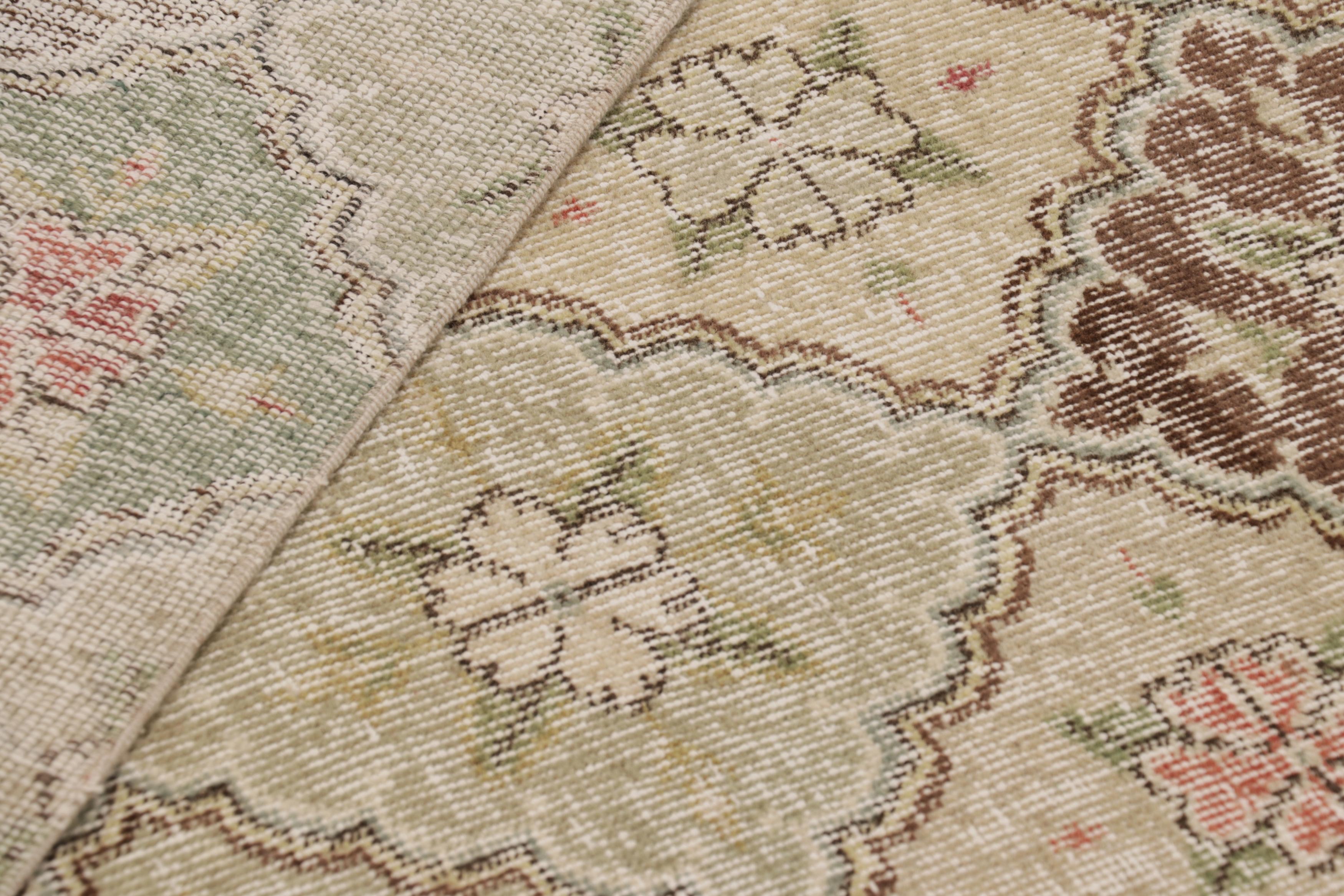 Türkischer Vintage-Teppich, Beige-Braun mit grünem, geometrischem Blumenmuster -Rug & Kilim im Angebot 2
