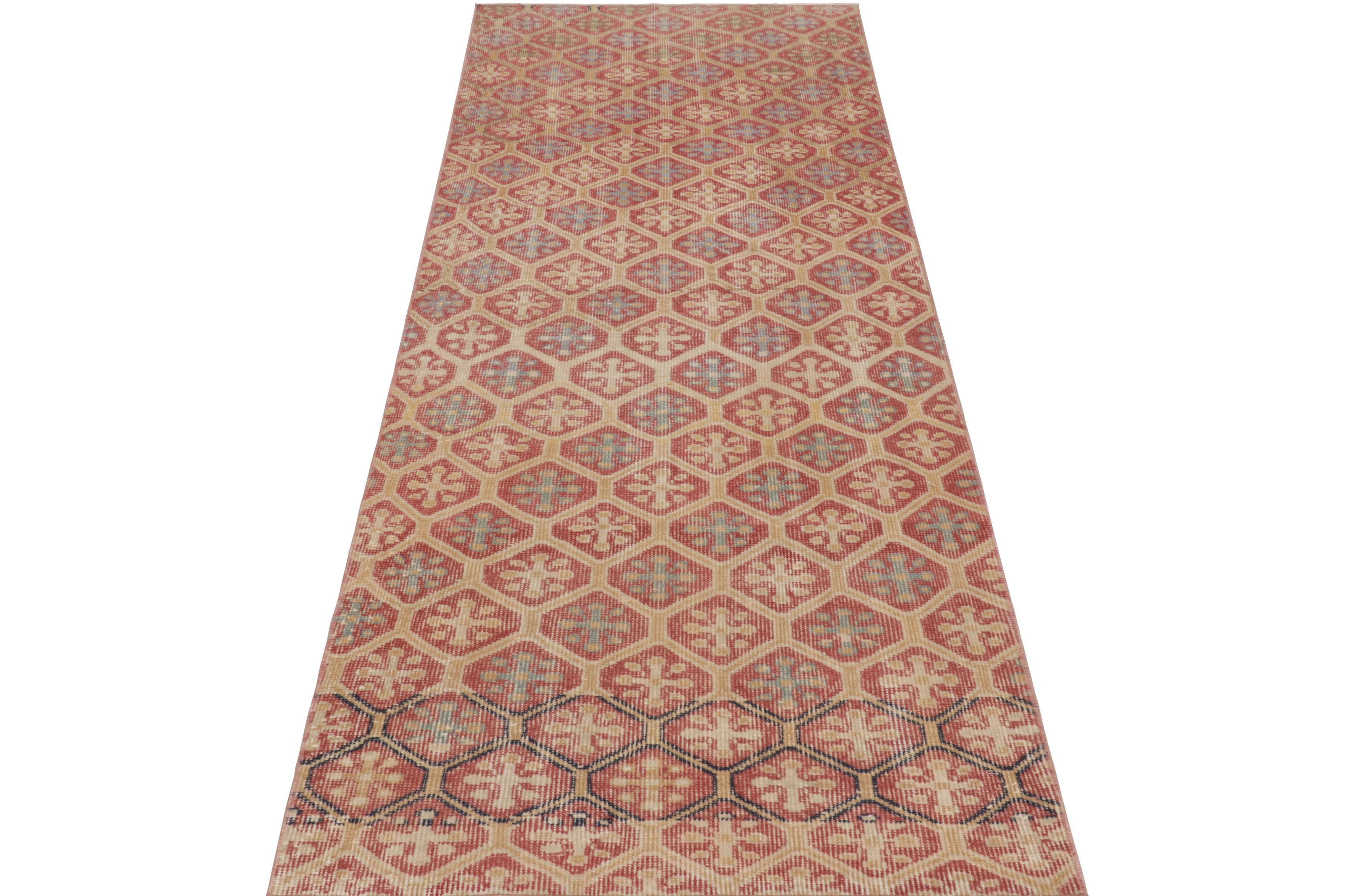 Annodato a mano Tappeto turco vintage, campo beige con motivi geometrici a rombi rossi - Rug & Kilim in vendita
